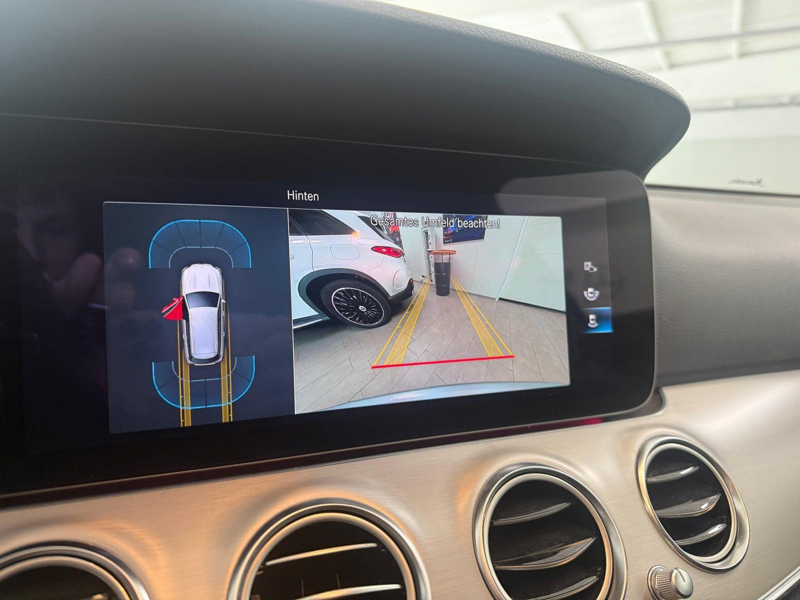 Fahrzeugabbildung Mercedes-Benz E 220 d T MBUX+LED+CARPLAY+SPUR+EASYPACK+SHZ