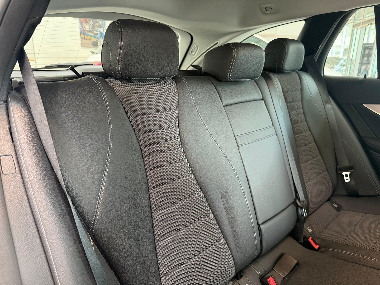 Fahrzeugabbildung Mercedes-Benz E 220 d T MBUX+LED+CARPLAY+SPUR+EASYPACK+SHZ