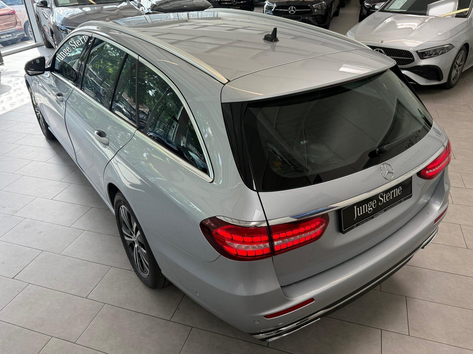 Fahrzeugabbildung Mercedes-Benz E 220 d T MBUX+LED+CARPLAY+SPUR+EASYPACK+SHZ