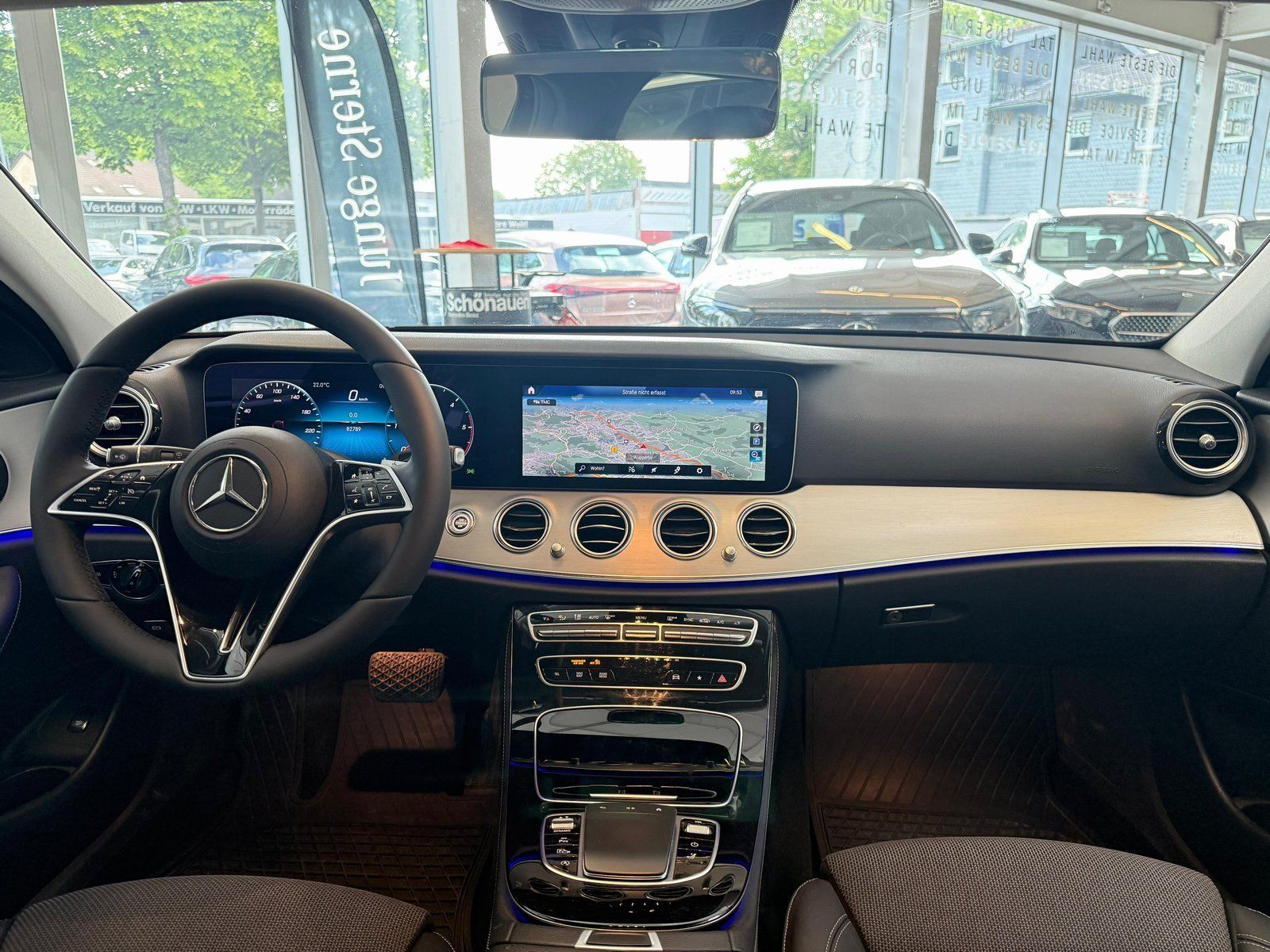 Fahrzeugabbildung Mercedes-Benz E 220 d T MBUX+LED+CARPLAY+SPUR+EASYPACK+SHZ