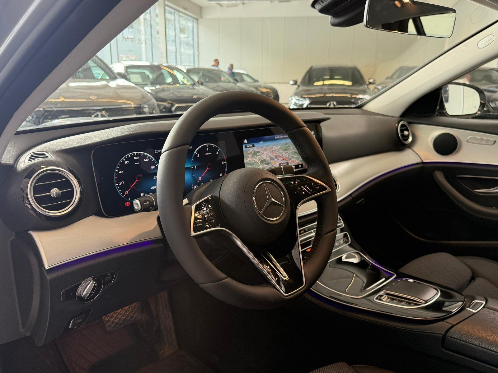 Fahrzeugabbildung Mercedes-Benz E 220 d T MBUX+LED+CARPLAY+SPUR+EASYPACK+SHZ