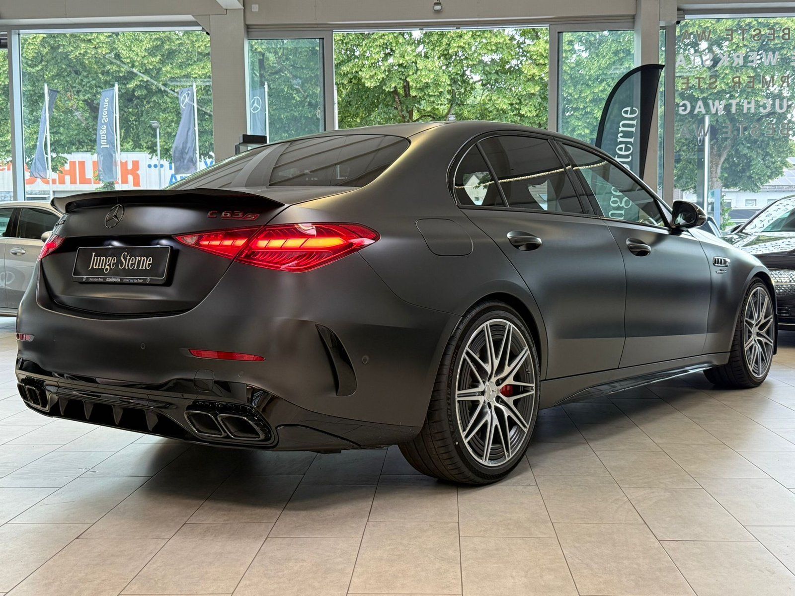 Fahrzeugabbildung Mercedes-Benz C 63 S E CARBON+MAGNO+AERO+DRIVERS PACK+NIGHT II