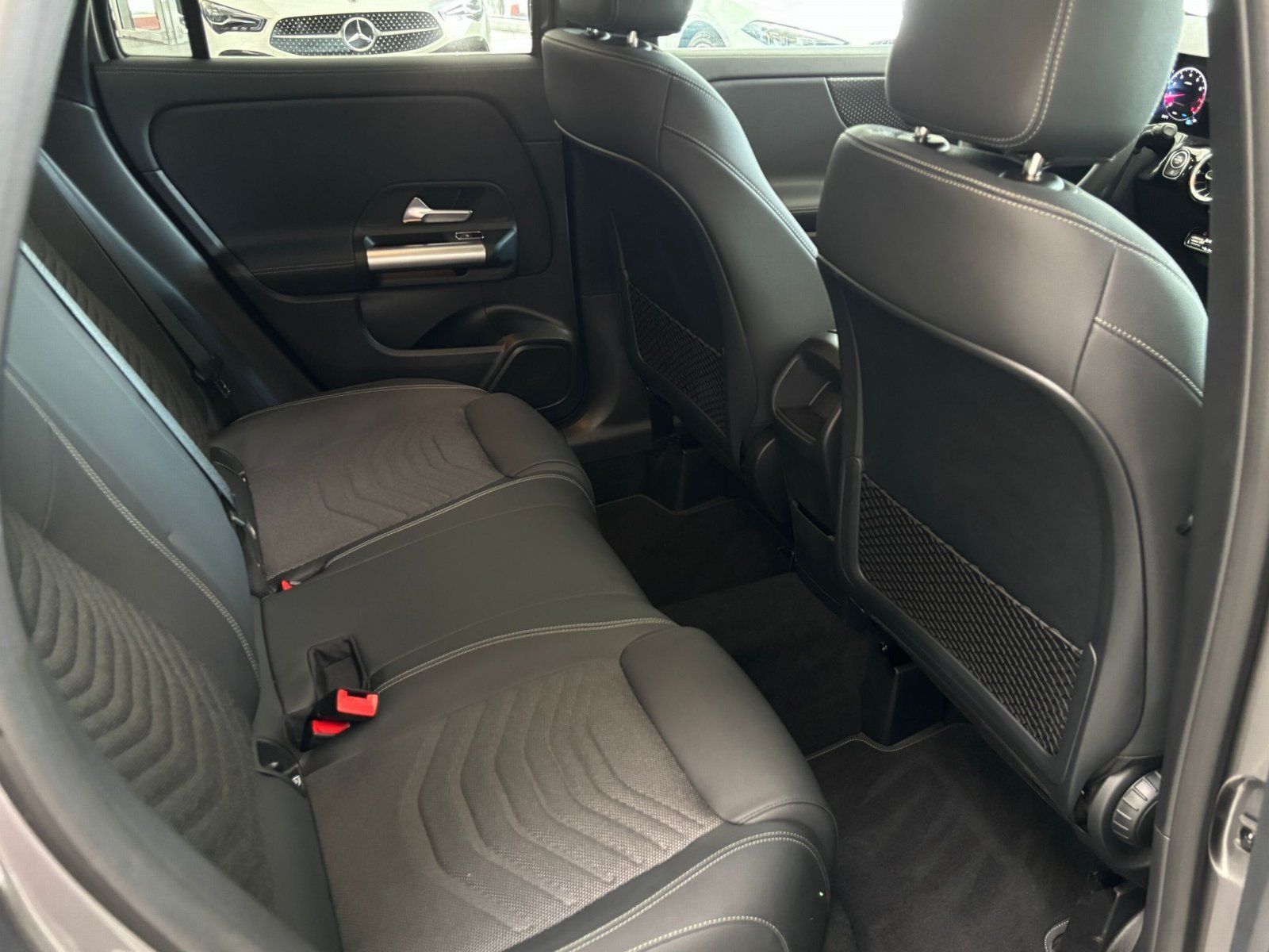 Fahrzeugabbildung Mercedes-Benz GLA 180 PROGRESSIVE ADVANCED+VOLLDIGI+PRIVACY