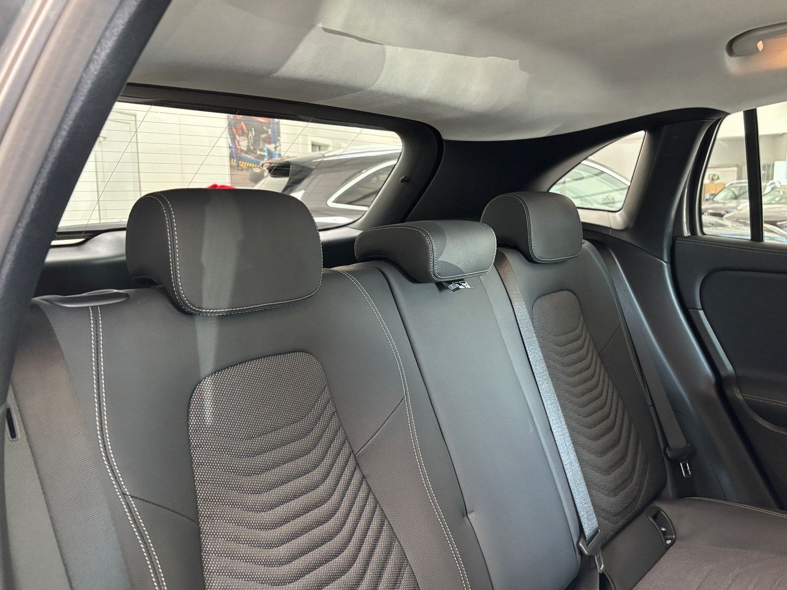 Fahrzeugabbildung Mercedes-Benz GLA 180 PROGRESSIVE ADVANCED+VOLLDIGI+PRIVACY