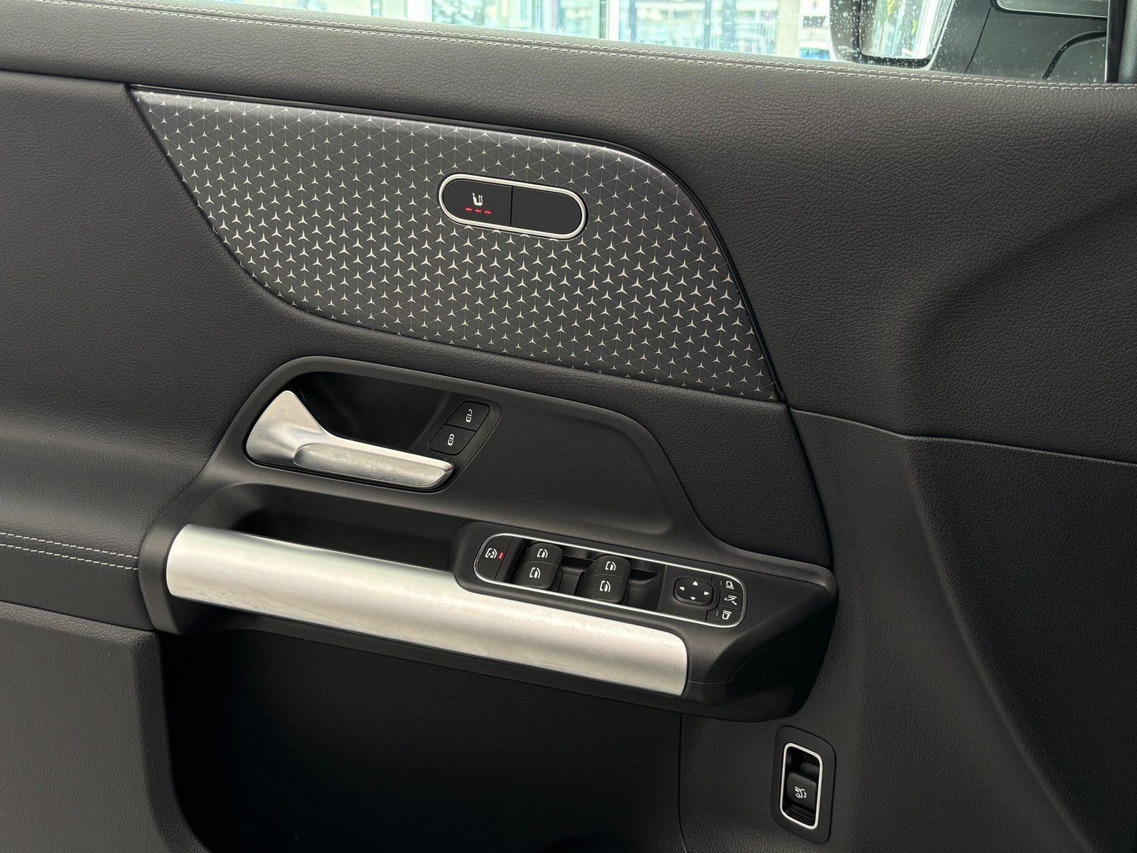 Fahrzeugabbildung Mercedes-Benz GLA 180 PROGRESSIVE ADVANCED+VOLLDIGI+PRIVACY