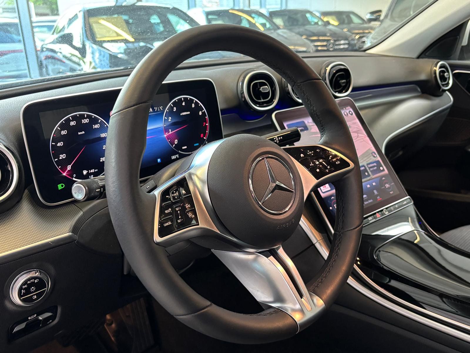 Fahrzeugabbildung Mercedes-Benz C 180 AVATNGARDE ADV+DISTRONIC+360°+WINTERPAKET