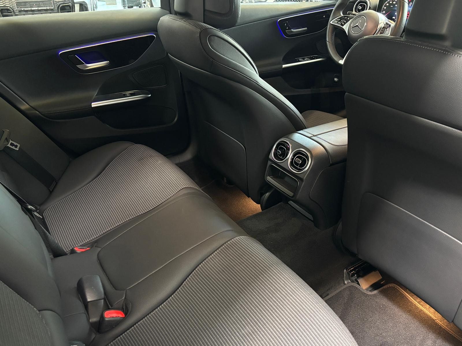 Fahrzeugabbildung Mercedes-Benz C 180 AVATNGARDE ADV+DISTRONIC+360°+WINTERPAKET
