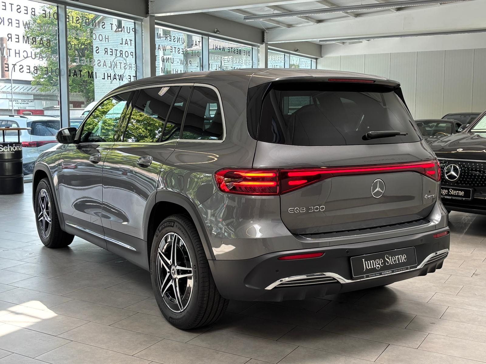 Fahrzeugabbildung Mercedes-Benz EQB 300 4M AMG+MEMORY+KAMERA+LED+TOTW+CARPLAY