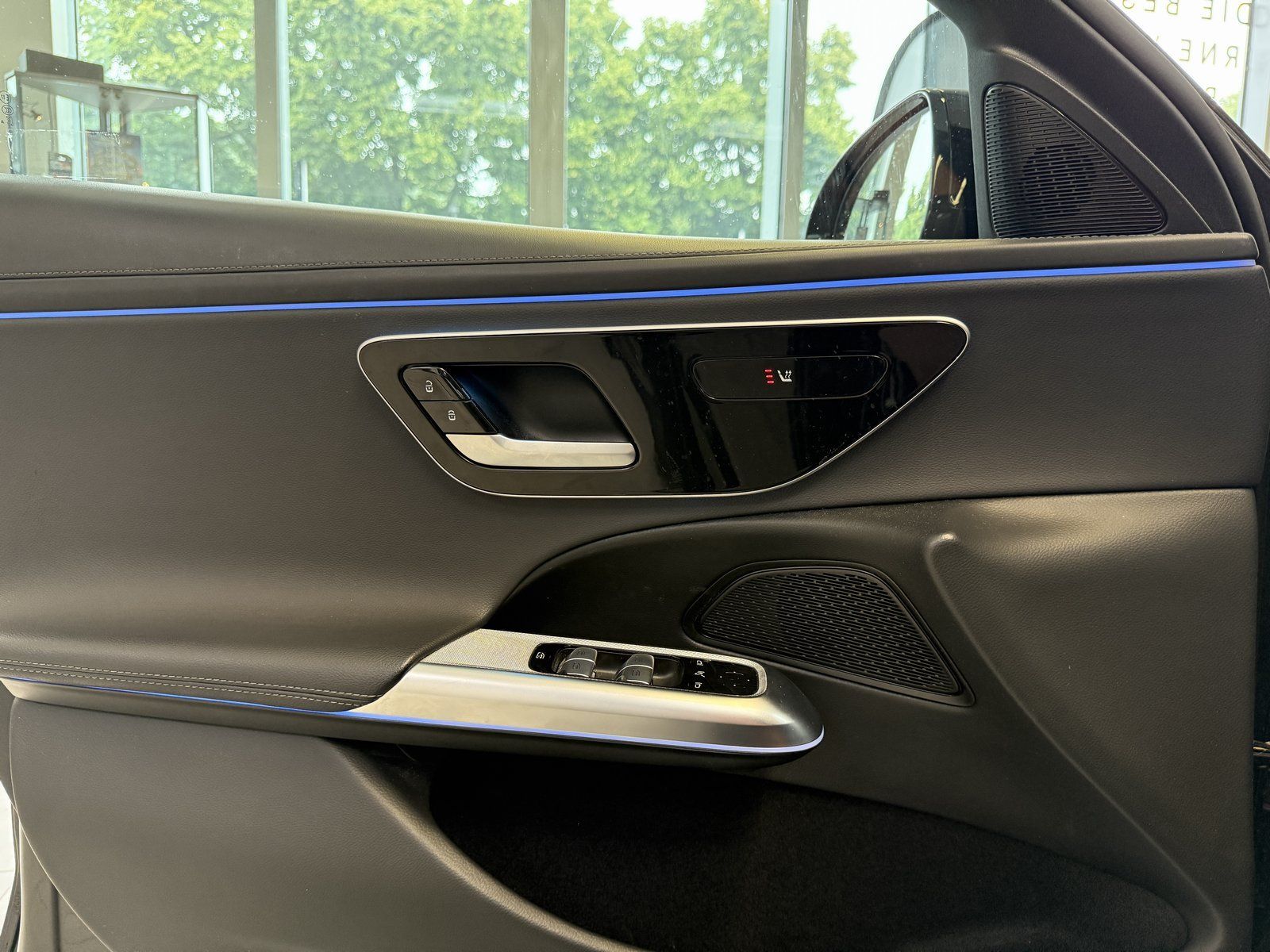 Fahrzeugabbildung Mercedes-Benz E 220d T AMG+DISTR+NIGHT+AHK+KEYLESS+KAMERA+TOTW