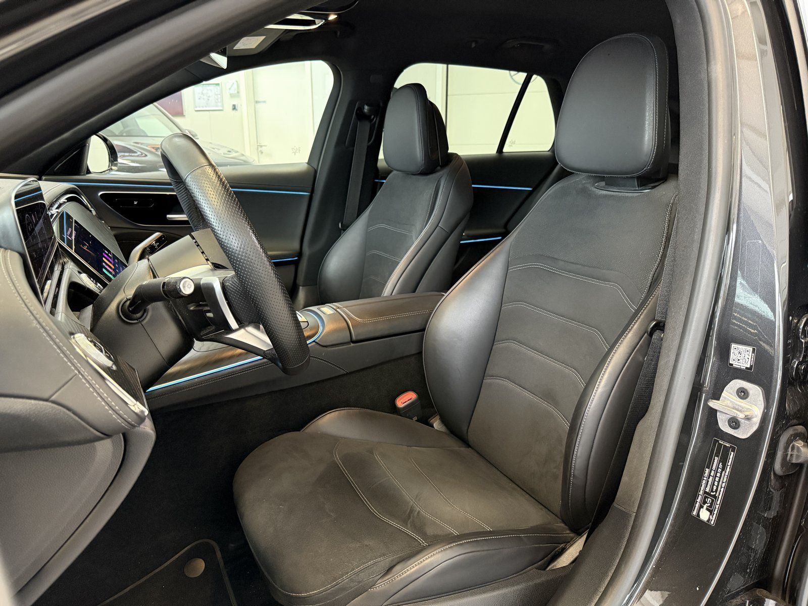 Fahrzeugabbildung Mercedes-Benz E 220d T AMG+DISTR+NIGHT+AHK+KEYLESS+KAMERA+TOTW