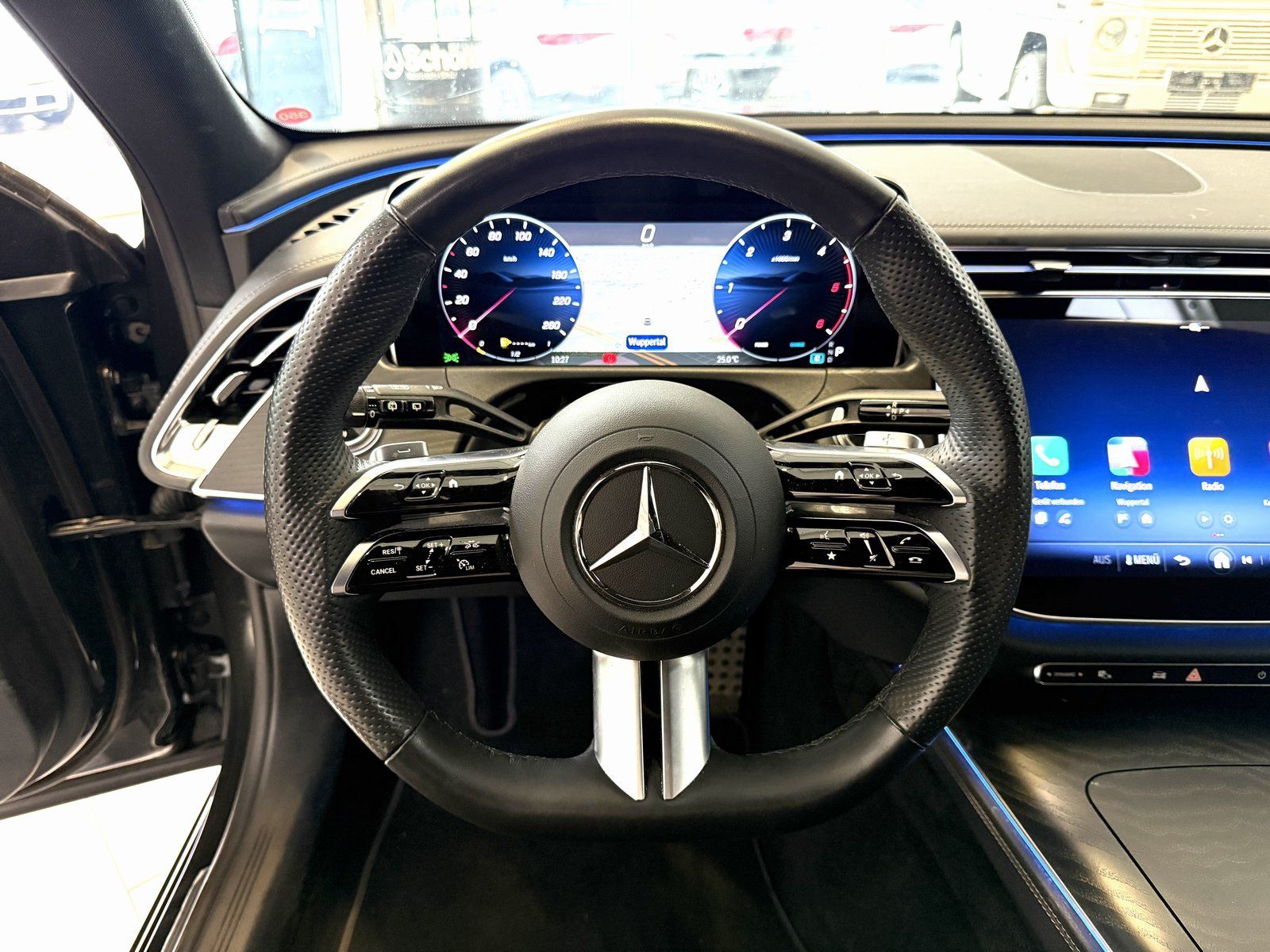 Fahrzeugabbildung Mercedes-Benz E 220d T AMG+DISTR+NIGHT+AHK+KEYLESS+KAMERA+TOTW
