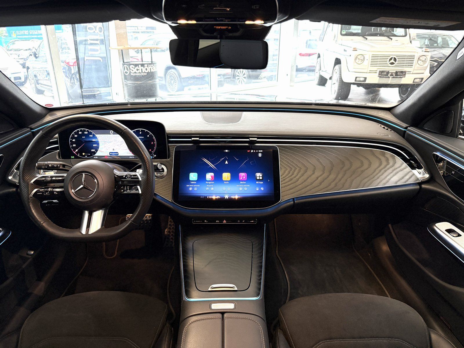 Fahrzeugabbildung Mercedes-Benz E 220d T AMG+DISTR+NIGHT+AHK+KEYLESS+KAMERA+TOTW