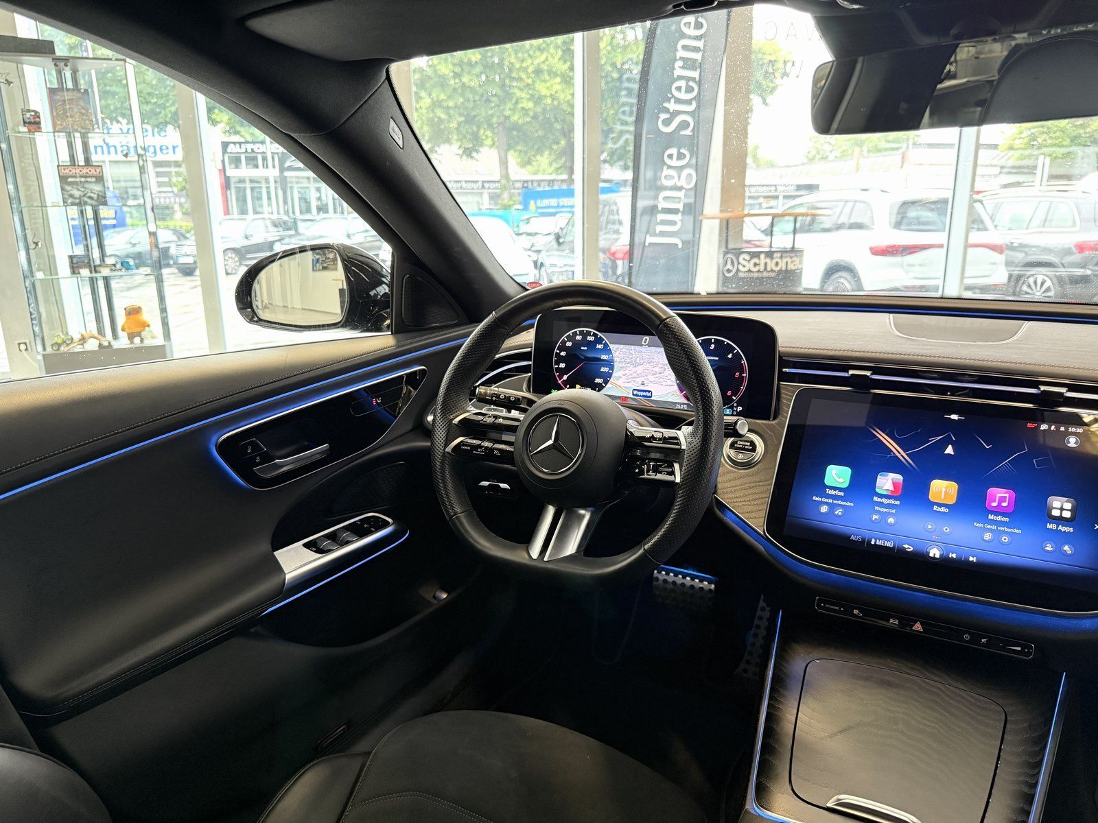 Fahrzeugabbildung Mercedes-Benz E 220d T AMG+DISTR+NIGHT+AHK+KEYLESS+KAMERA+TOTW