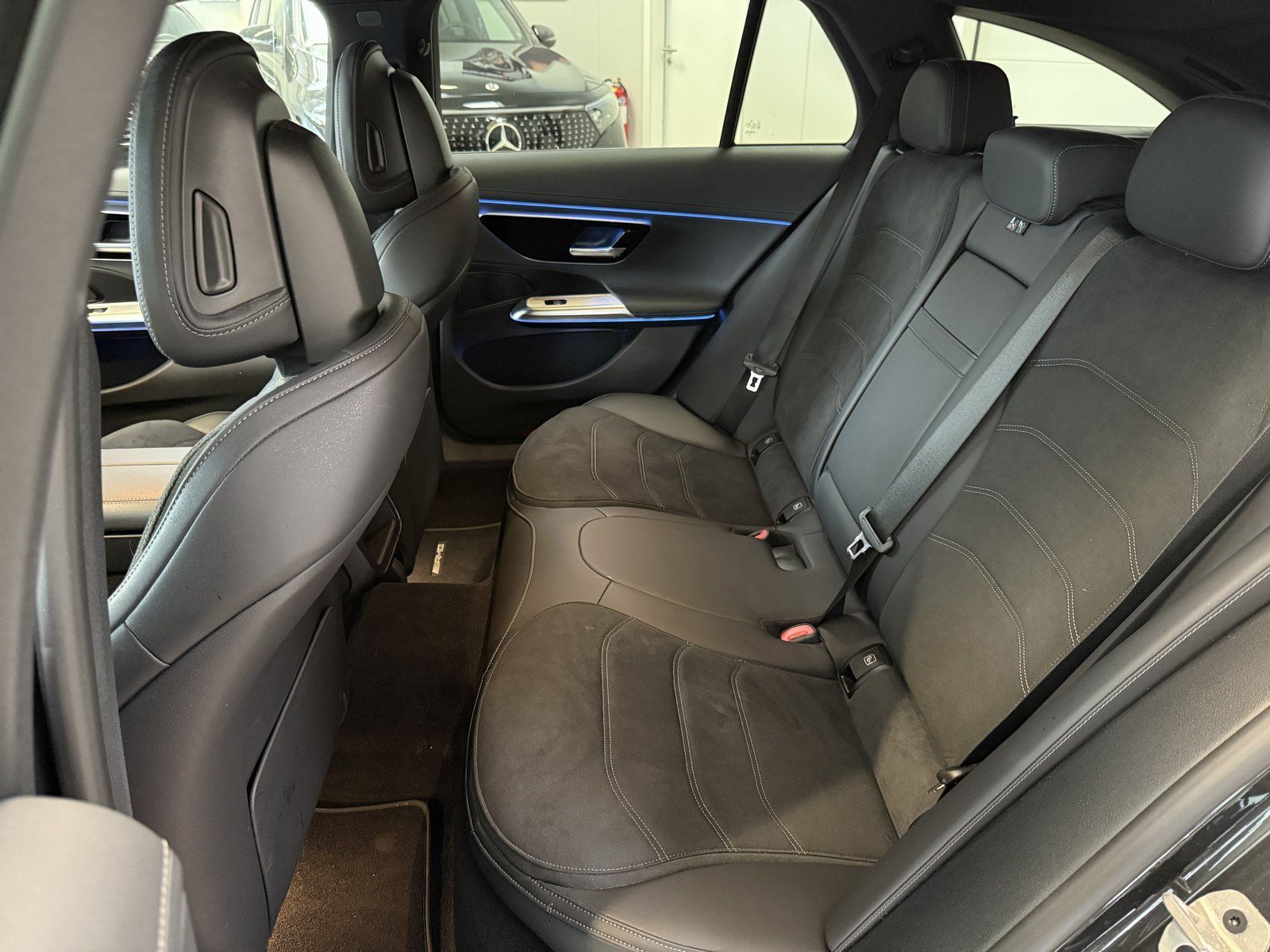 Fahrzeugabbildung Mercedes-Benz E 220d T AMG+DISTR+NIGHT+AHK+KEYLESS+KAMERA+TOTW