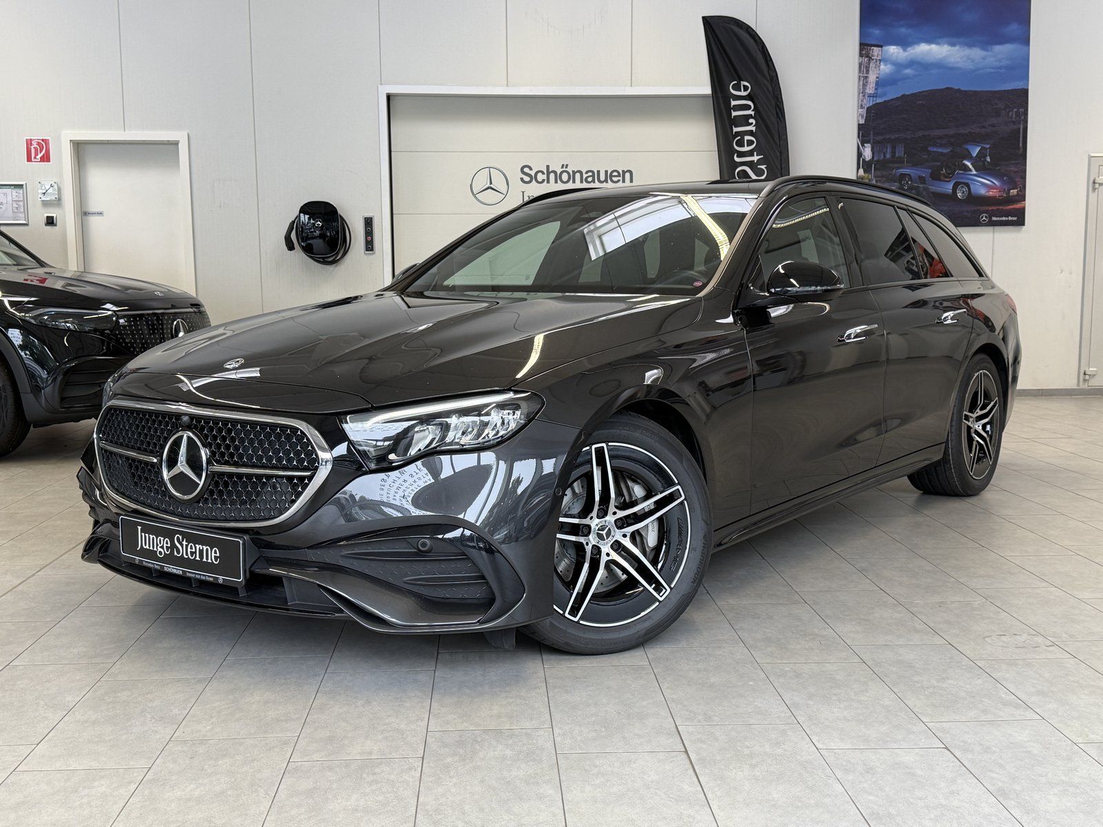 Fahrzeugabbildung Mercedes-Benz E 220d T AMG+DISTR+NIGHT+AHK+KEYLESS+KAMERA+TOTW