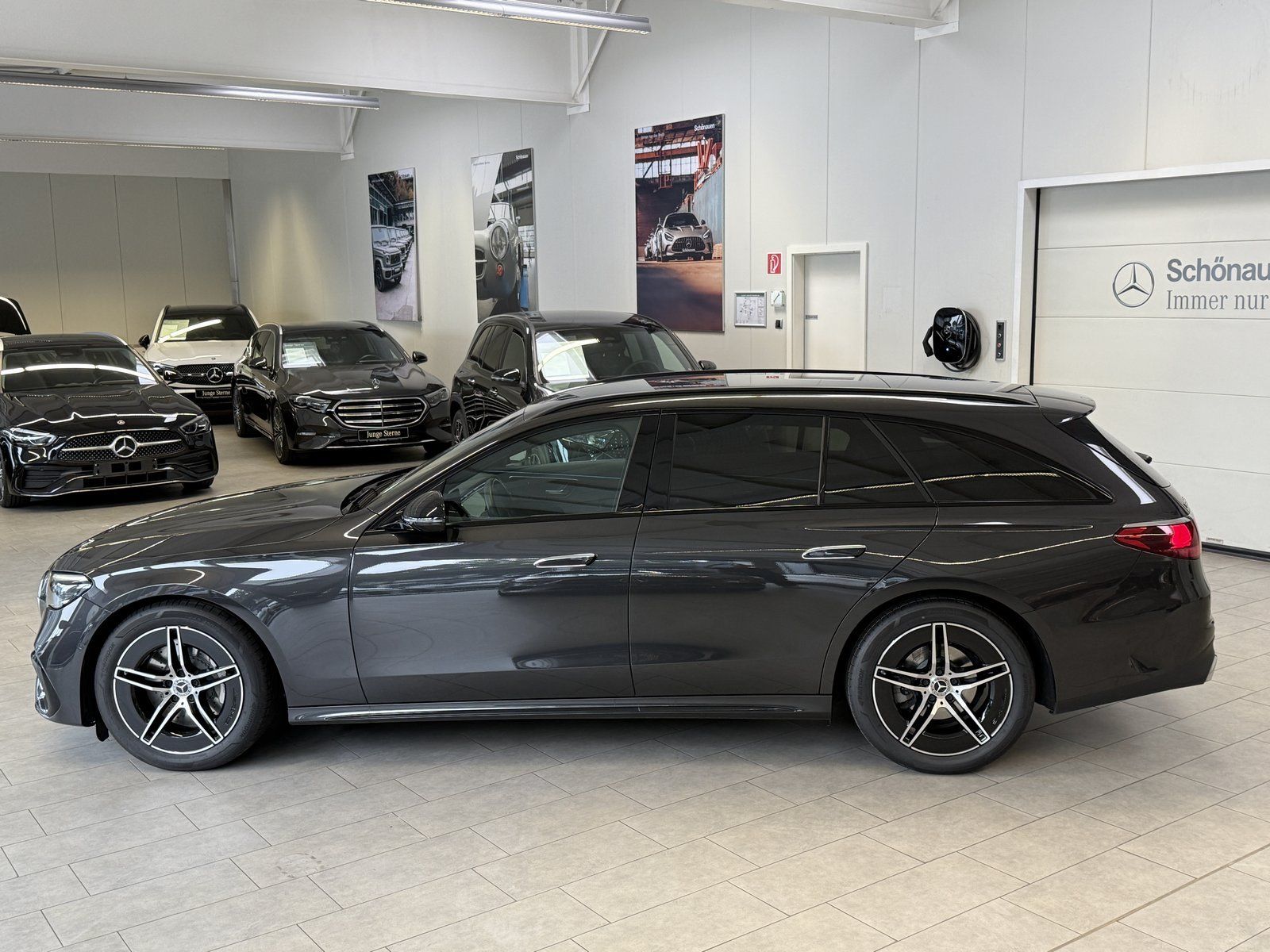 Fahrzeugabbildung Mercedes-Benz E 220d T AMG+DISTR+NIGHT+AHK+KEYLESS+KAMERA+TOTW