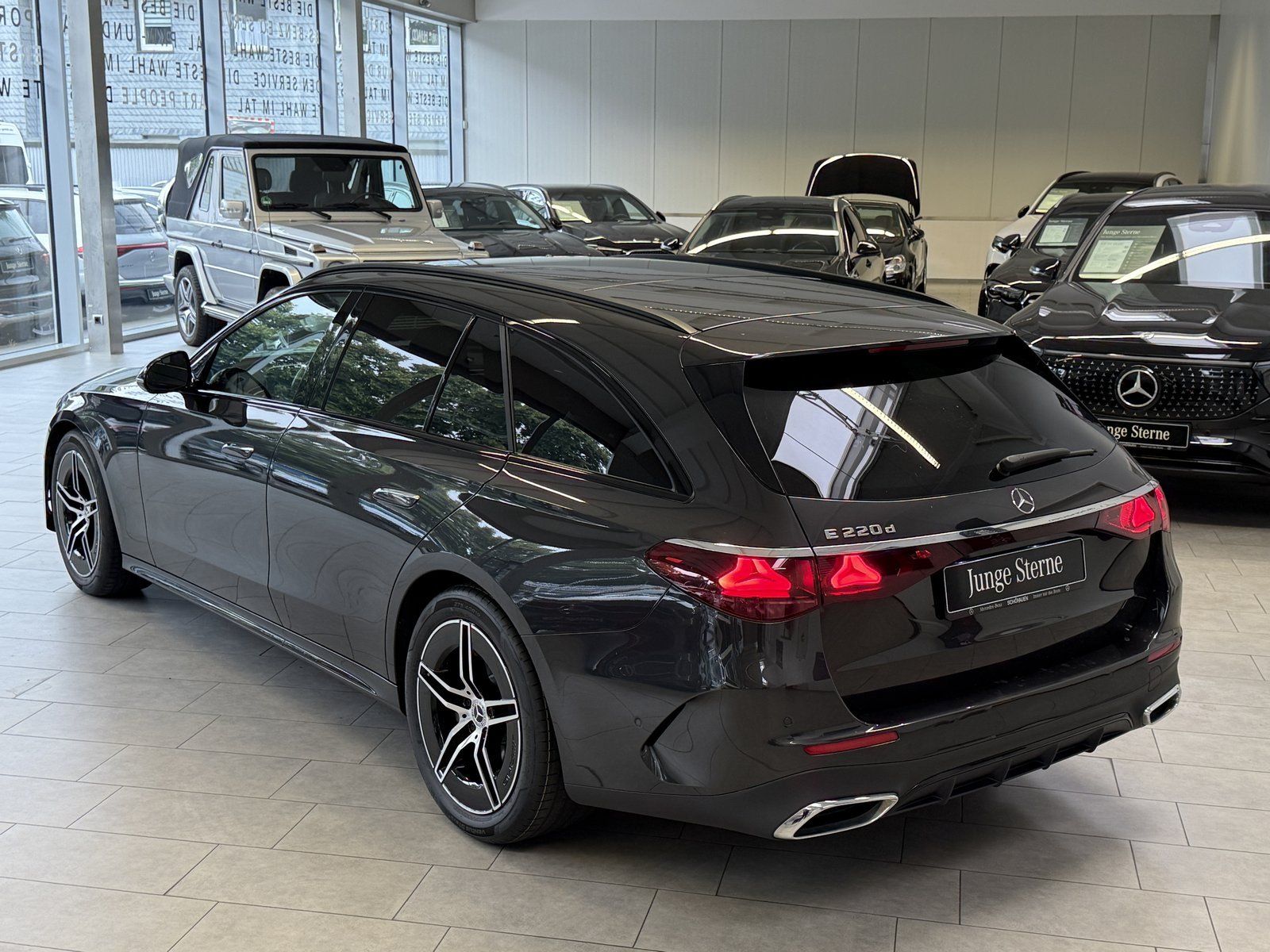 Fahrzeugabbildung Mercedes-Benz E 220d T AMG+DISTR+NIGHT+AHK+KEYLESS+KAMERA+TOTW