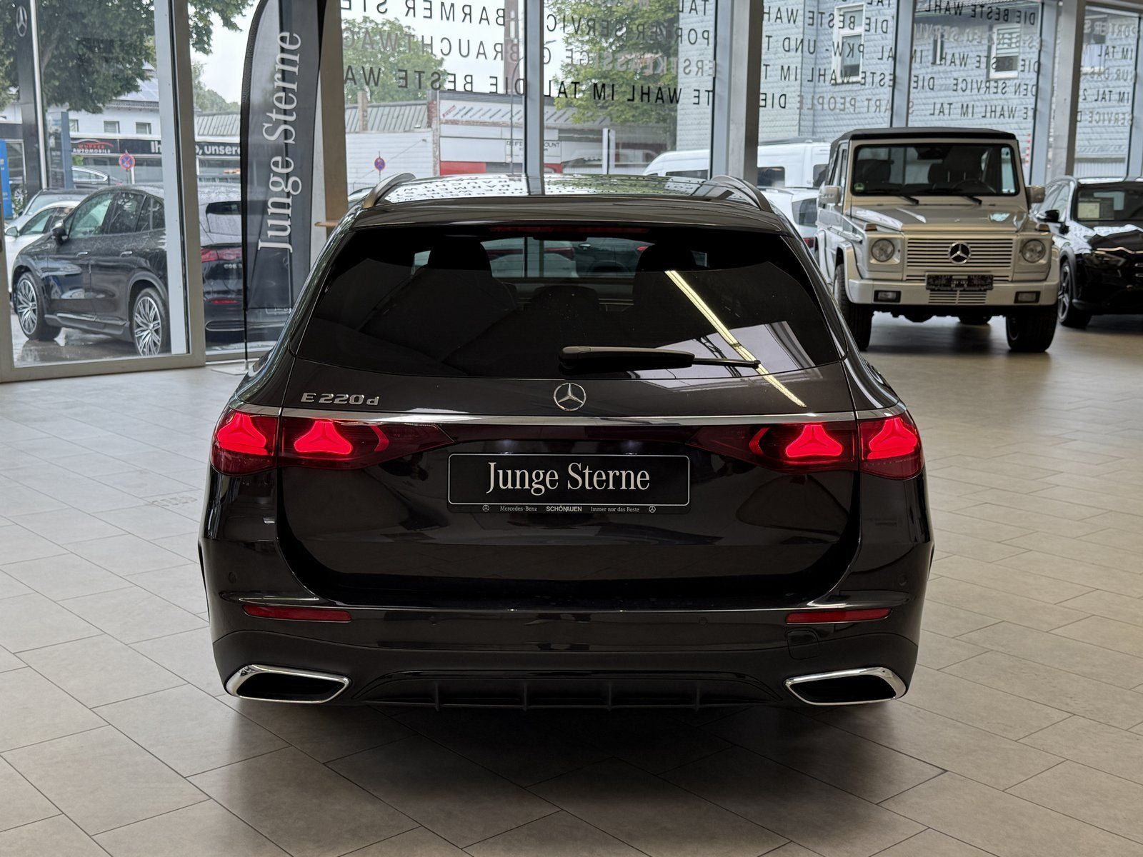 Fahrzeugabbildung Mercedes-Benz E 220d T AMG+DISTR+NIGHT+AHK+KEYLESS+KAMERA+TOTW
