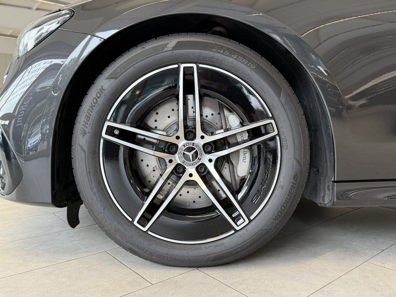 Fahrzeugabbildung Mercedes-Benz E 220d T AMG+DISTR+NIGHT+AHK+KEYLESS+KAMERA+TOTW
