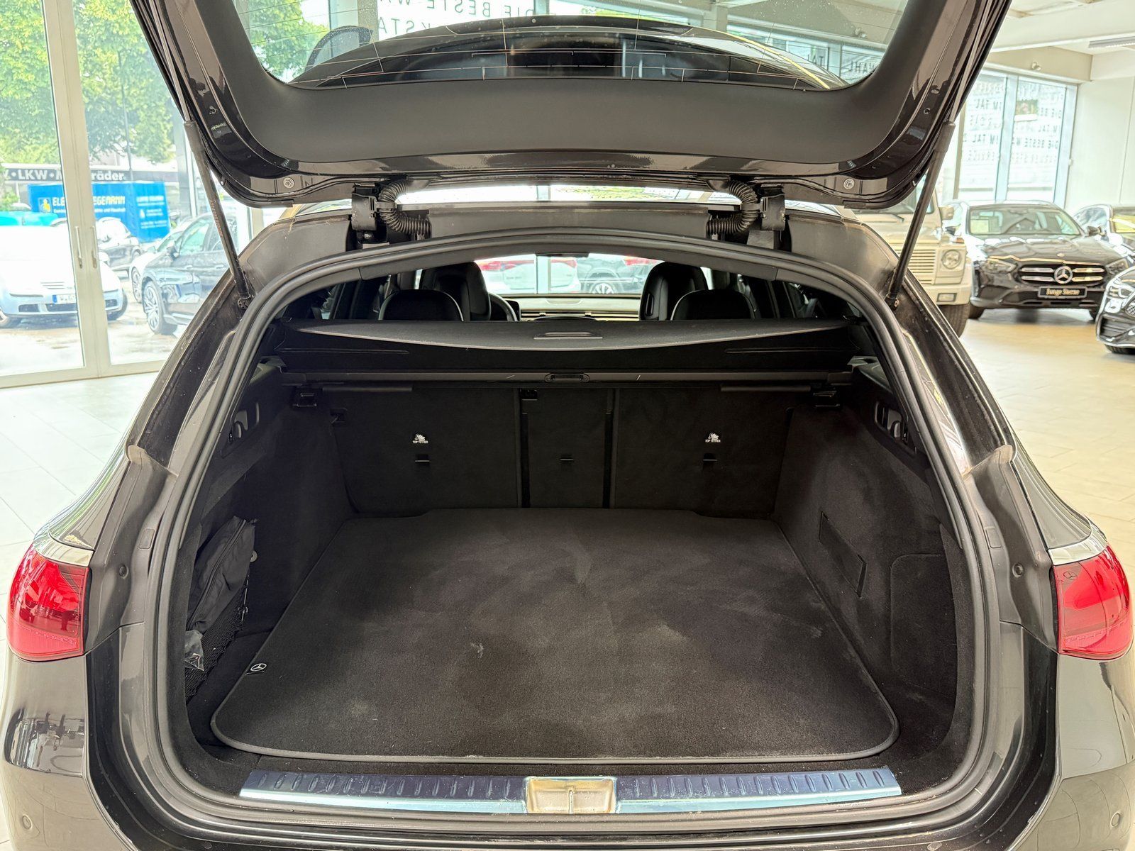 Fahrzeugabbildung Mercedes-Benz E 220d T AMG+DISTR+NIGHT+AHK+KEYLESS+KAMERA+TOTW