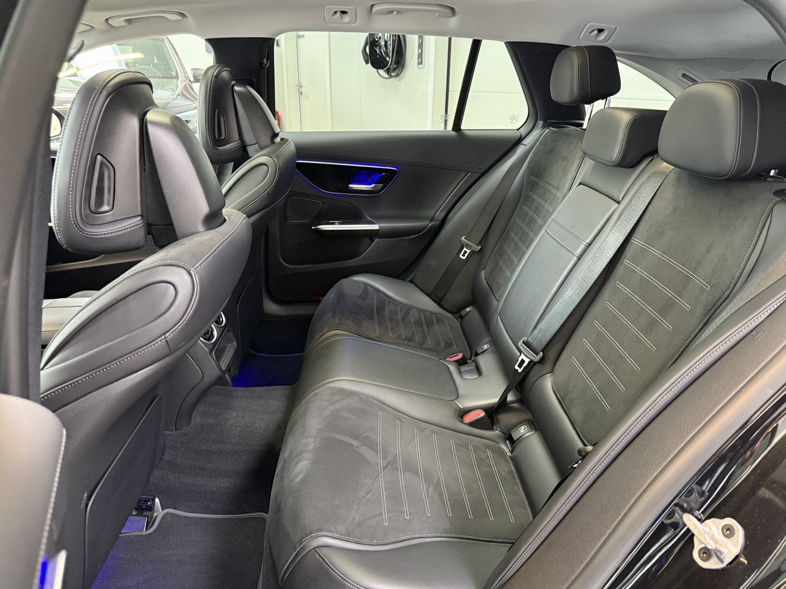 Fahrzeugabbildung Mercedes-Benz C 220d T AMG+PANO+KAMERA+TOTW.+DAB+CARPLAY+LED