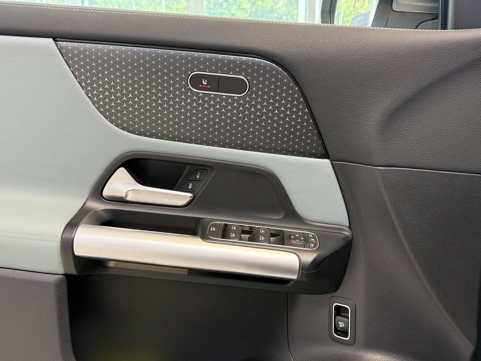 Fahrzeugabbildung Mercedes-Benz GLA 180 Progressive DISTR+AHK+CAM+TOTW+LED+DAB