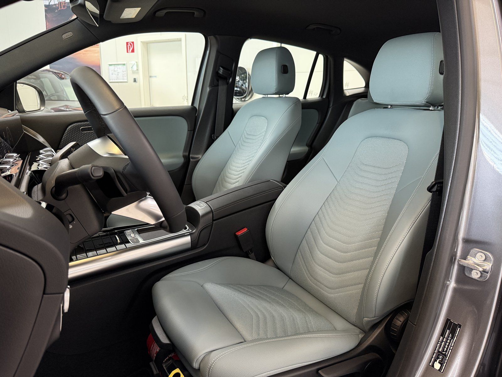 Fahrzeugabbildung Mercedes-Benz GLA 180 Progressive DISTR+AHK+CAM+TOTW+LED+DAB