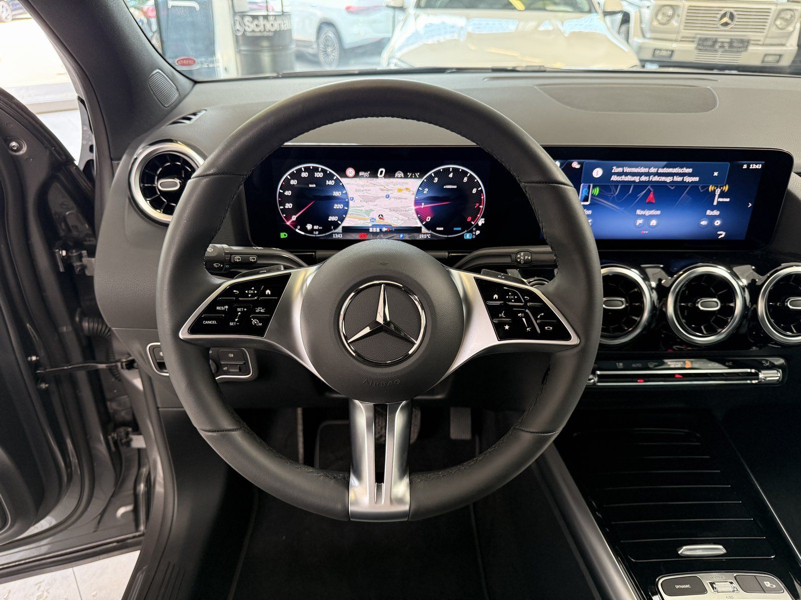 Fahrzeugabbildung Mercedes-Benz GLA 180 Progressive DISTR+AHK+CAM+TOTW+LED+DAB