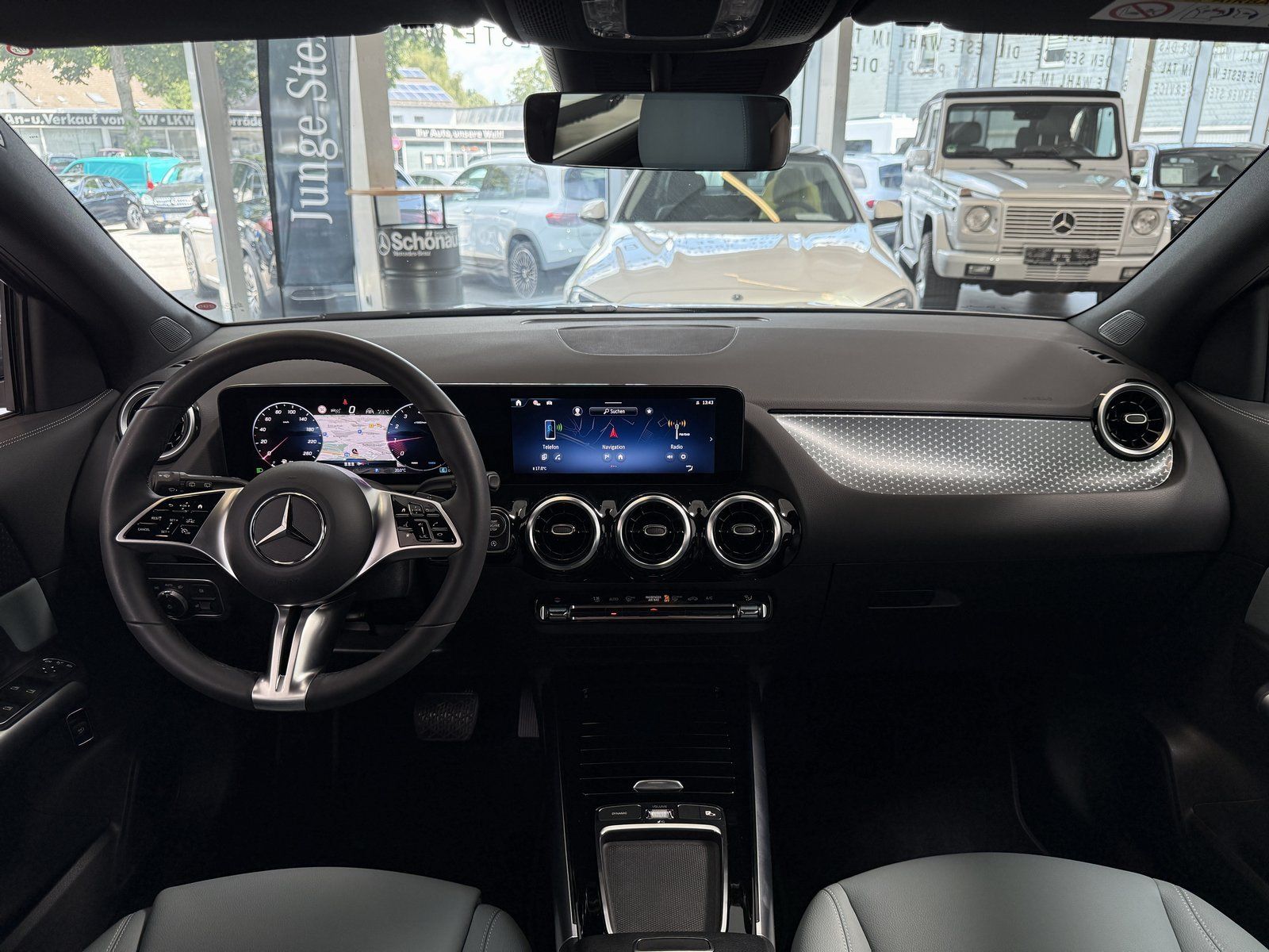 Fahrzeugabbildung Mercedes-Benz GLA 180 Progressive DISTR+AHK+CAM+TOTW+LED+DAB