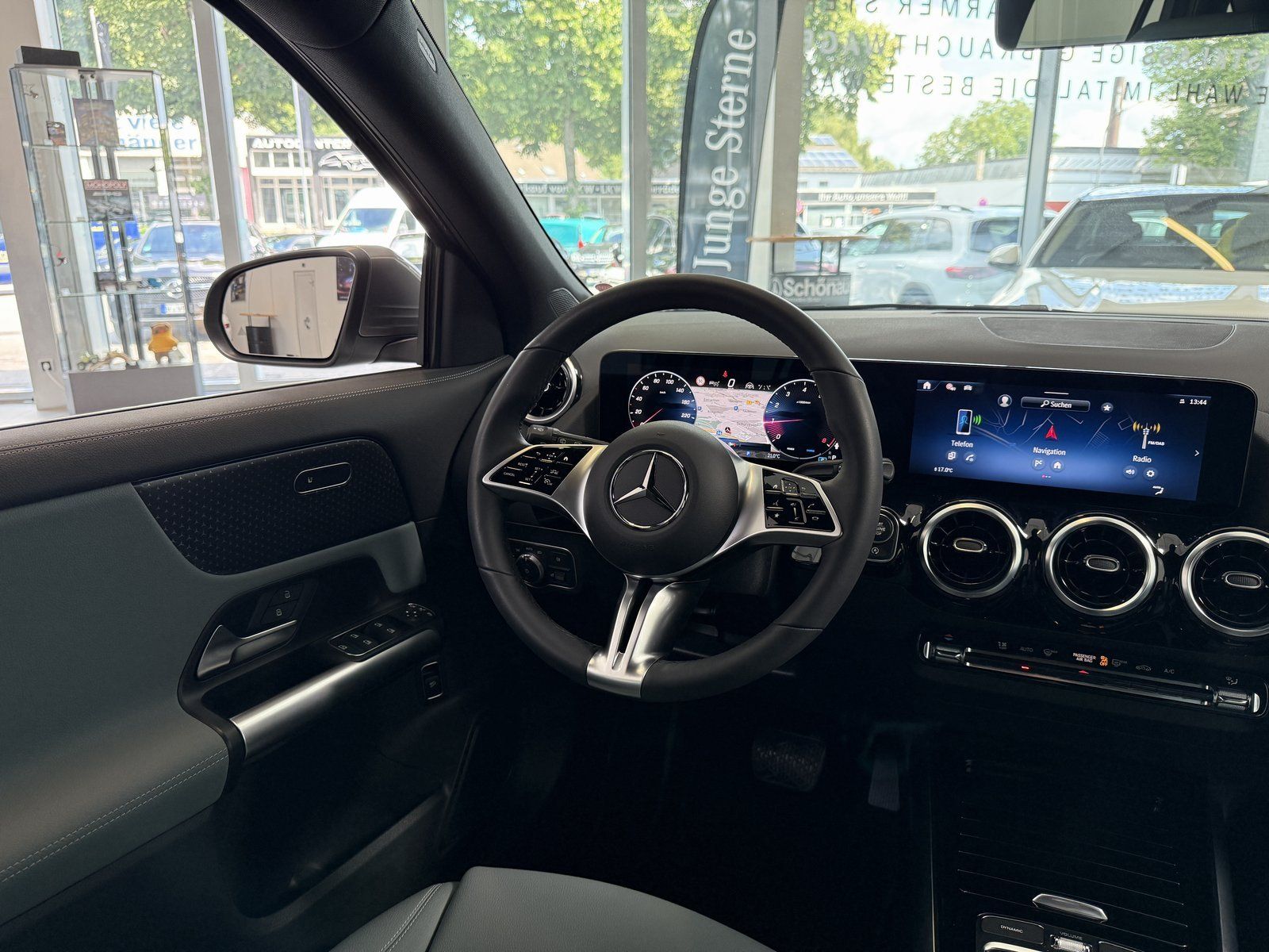 Fahrzeugabbildung Mercedes-Benz GLA 180 Progressive DISTR+AHK+CAM+TOTW+LED+DAB