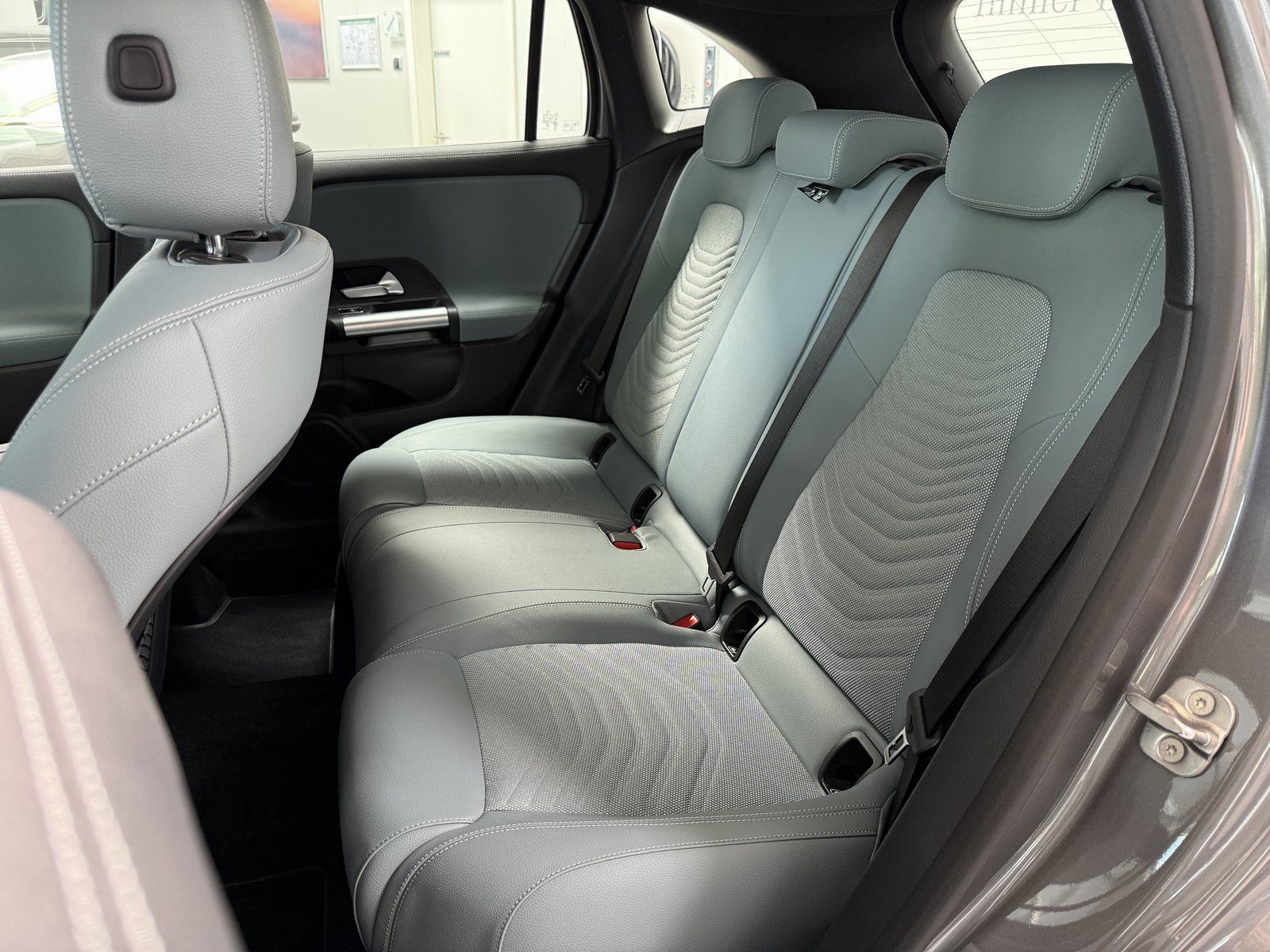 Fahrzeugabbildung Mercedes-Benz GLA 180 Progressive DISTR+AHK+CAM+TOTW+LED+DAB