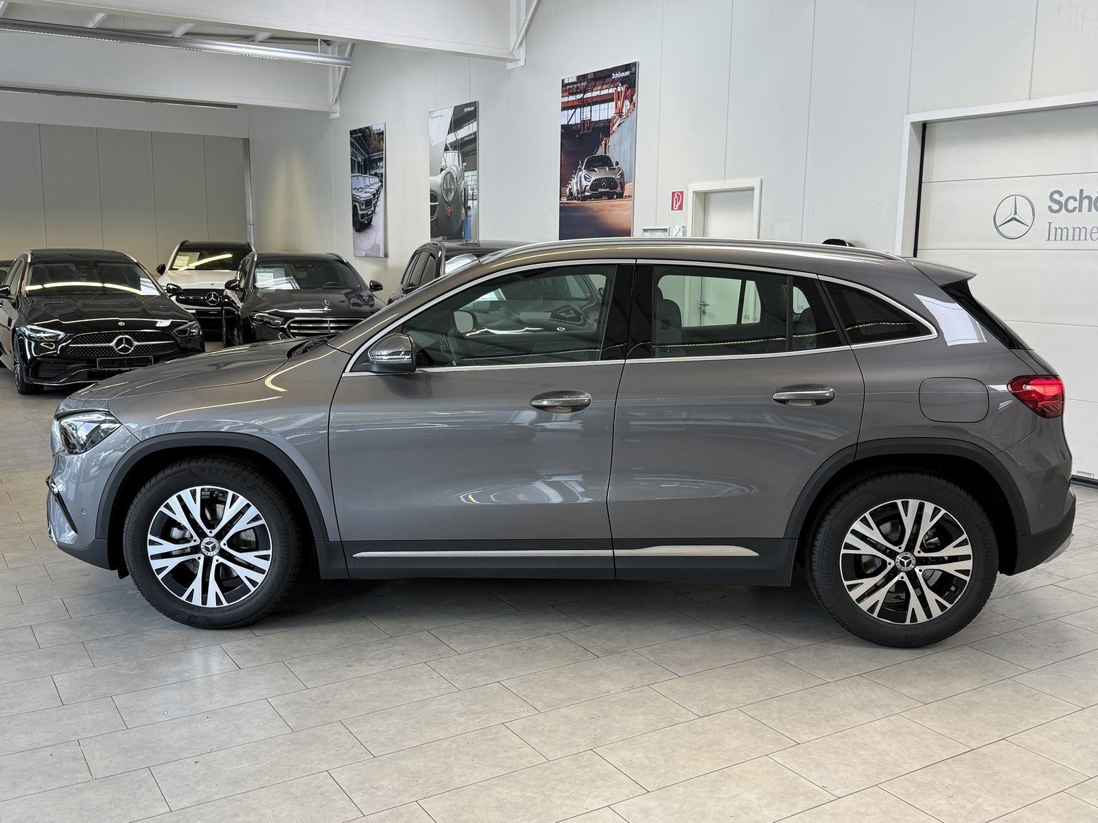 Fahrzeugabbildung Mercedes-Benz GLA 180 Progressive DISTR+AHK+CAM+TOTW+LED+DAB