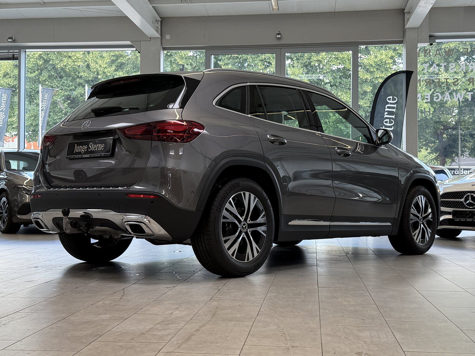 Fahrzeugabbildung Mercedes-Benz GLA 180 Progressive DISTR+AHK+CAM+TOTW+LED+DAB