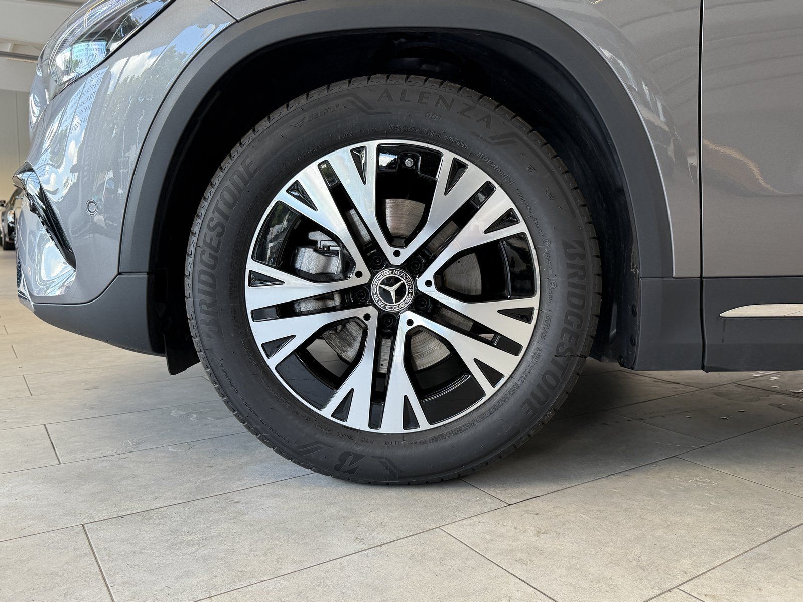 Fahrzeugabbildung Mercedes-Benz GLA 180 Progressive DISTR+AHK+CAM+TOTW+LED+DAB