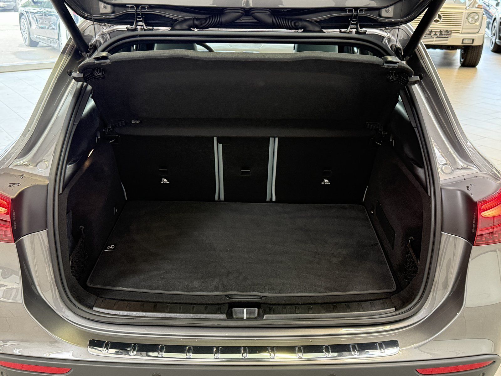 Fahrzeugabbildung Mercedes-Benz GLA 180 Progressive DISTR+AHK+CAM+TOTW+LED+DAB