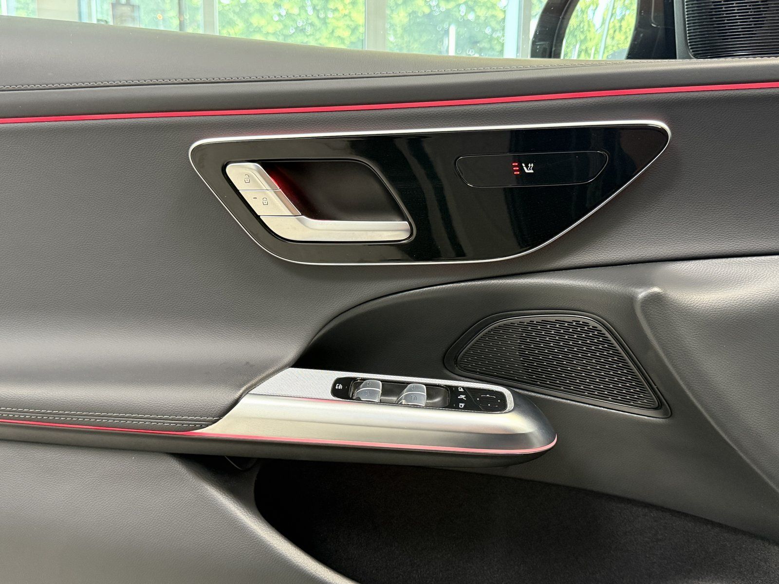Fahrzeugabbildung Mercedes-Benz E 220d T AMG+DISTR+AHK+NIGHT+KEYLESS+KAMERA+TOTW