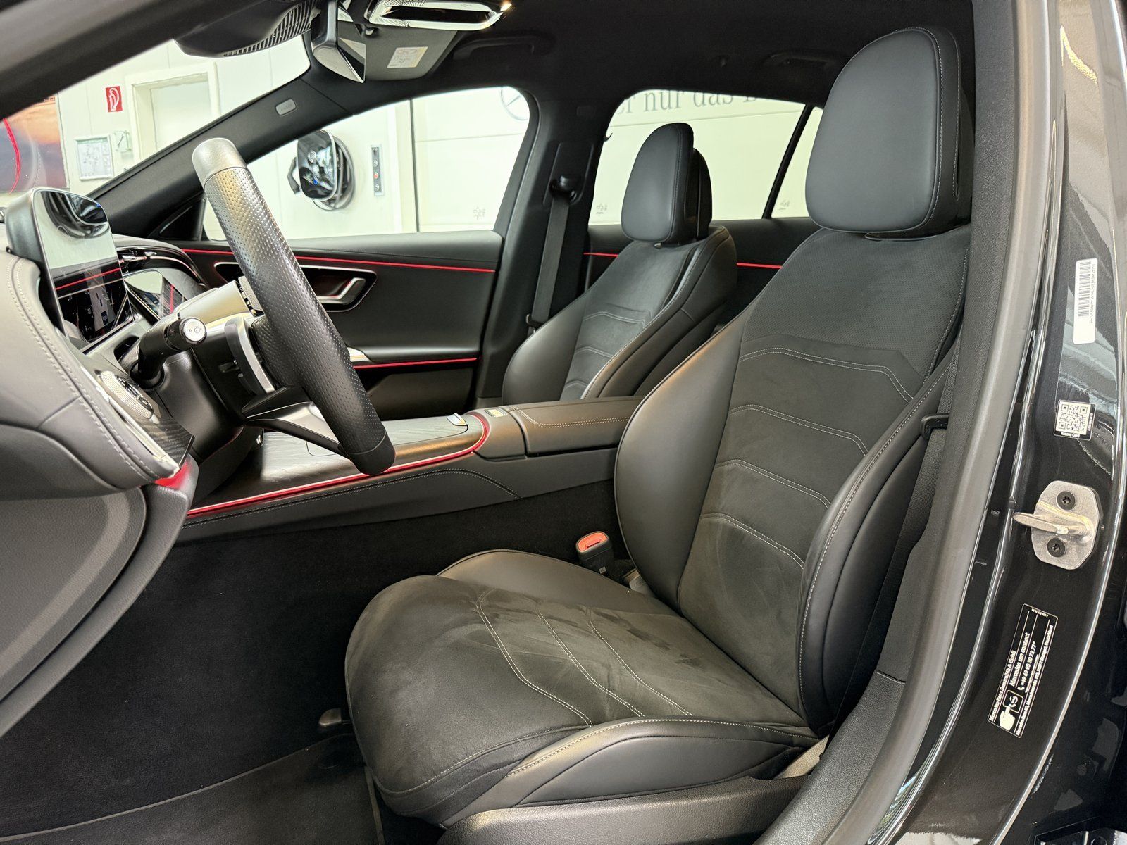 Fahrzeugabbildung Mercedes-Benz E 220d T AMG+DISTR+AHK+NIGHT+KEYLESS+KAMERA+TOTW