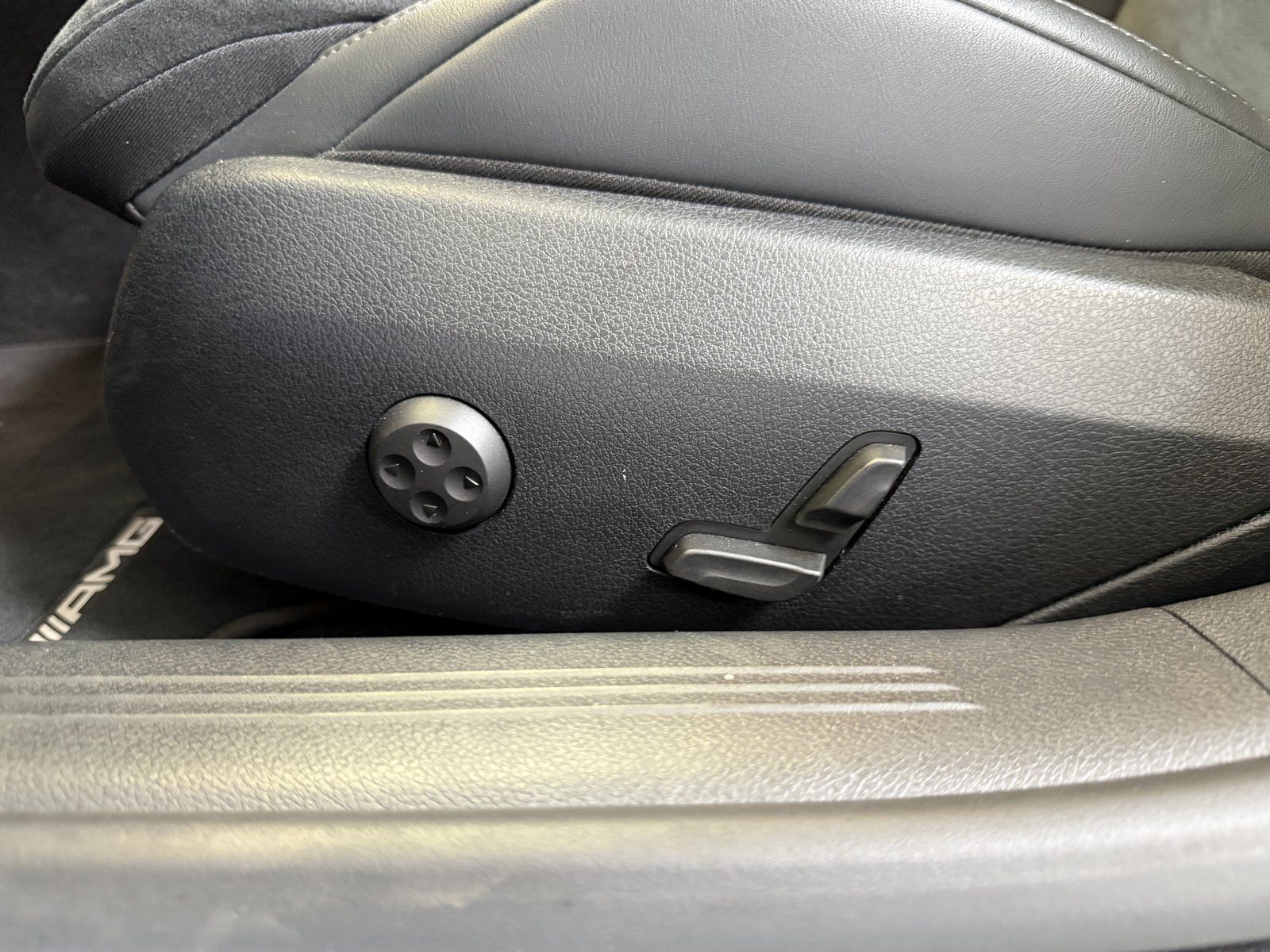 Fahrzeugabbildung Mercedes-Benz E 220d T AMG+DISTR+AHK+NIGHT+KEYLESS+KAMERA+TOTW