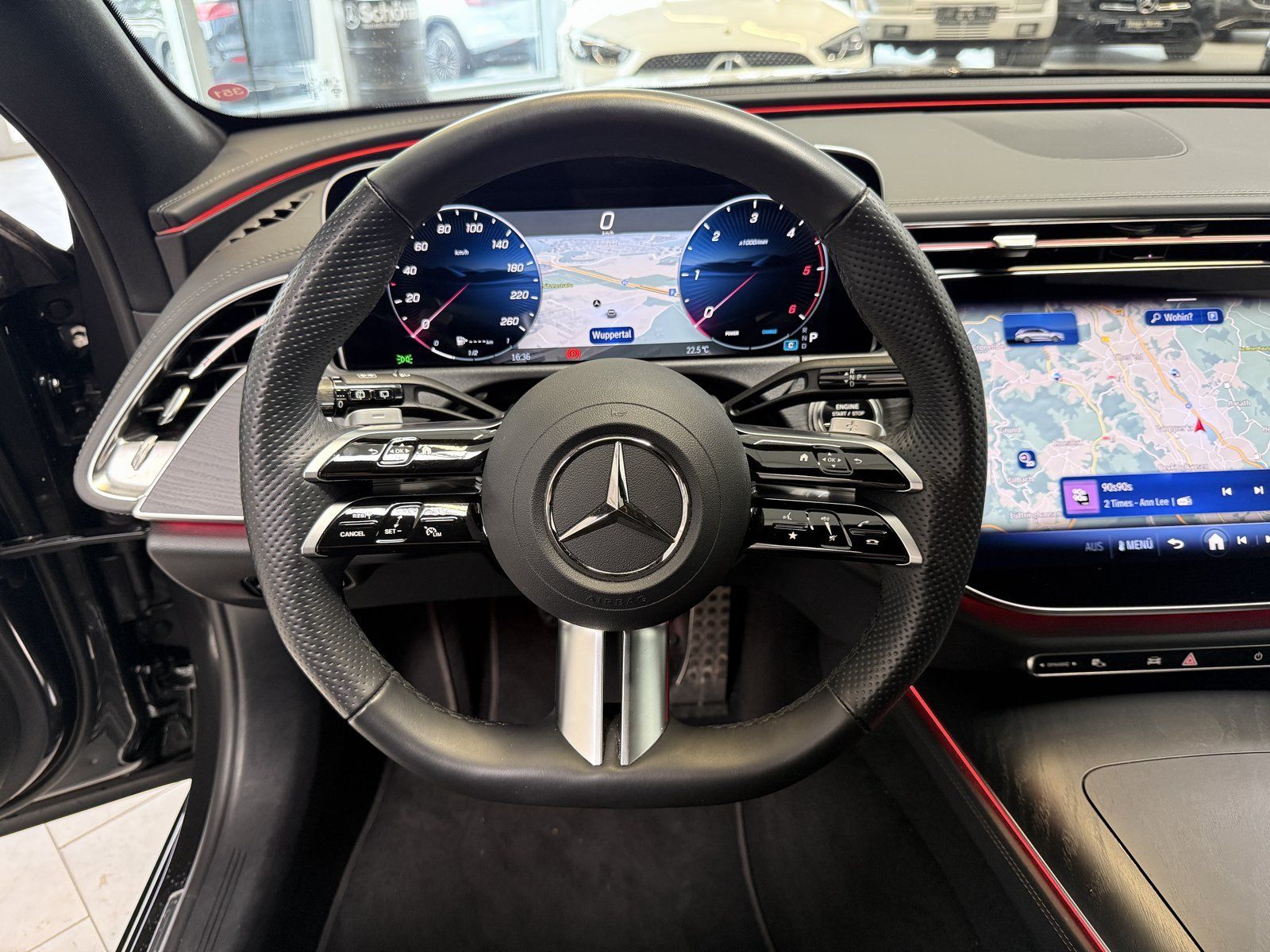 Fahrzeugabbildung Mercedes-Benz E 220d T AMG+DISTR+AHK+NIGHT+KEYLESS+KAMERA+TOTW