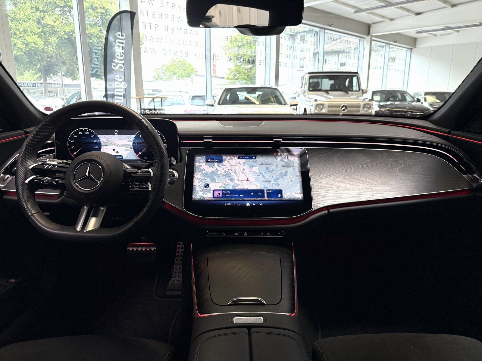 Fahrzeugabbildung Mercedes-Benz E 220d T AMG+DISTR+AHK+NIGHT+KEYLESS+KAMERA+TOTW