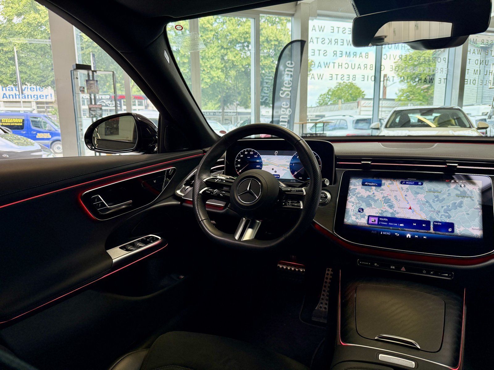 Fahrzeugabbildung Mercedes-Benz E 220d T AMG+DISTR+AHK+NIGHT+KEYLESS+KAMERA+TOTW
