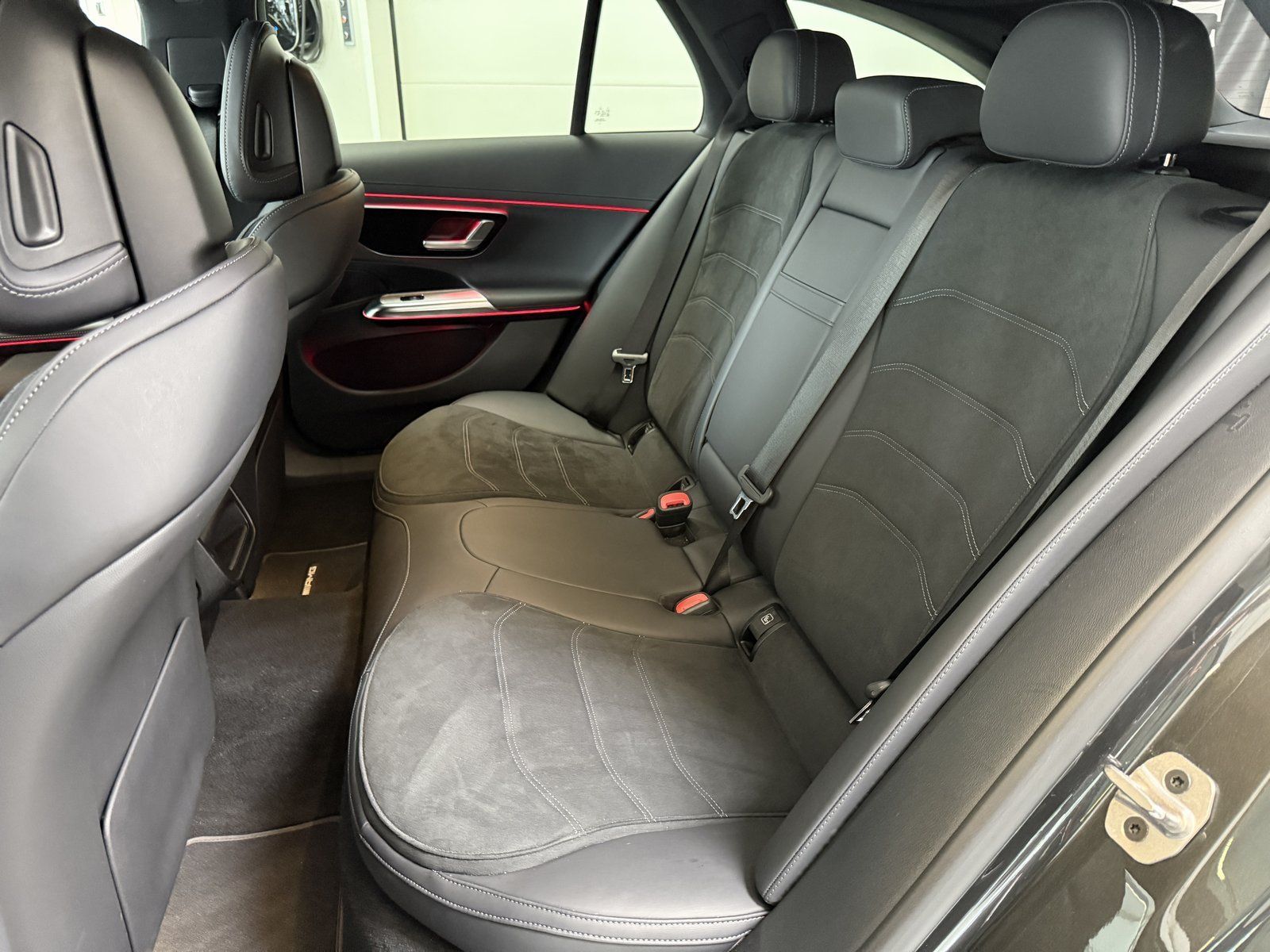 Fahrzeugabbildung Mercedes-Benz E 220d T AMG+DISTR+AHK+NIGHT+KEYLESS+KAMERA+TOTW