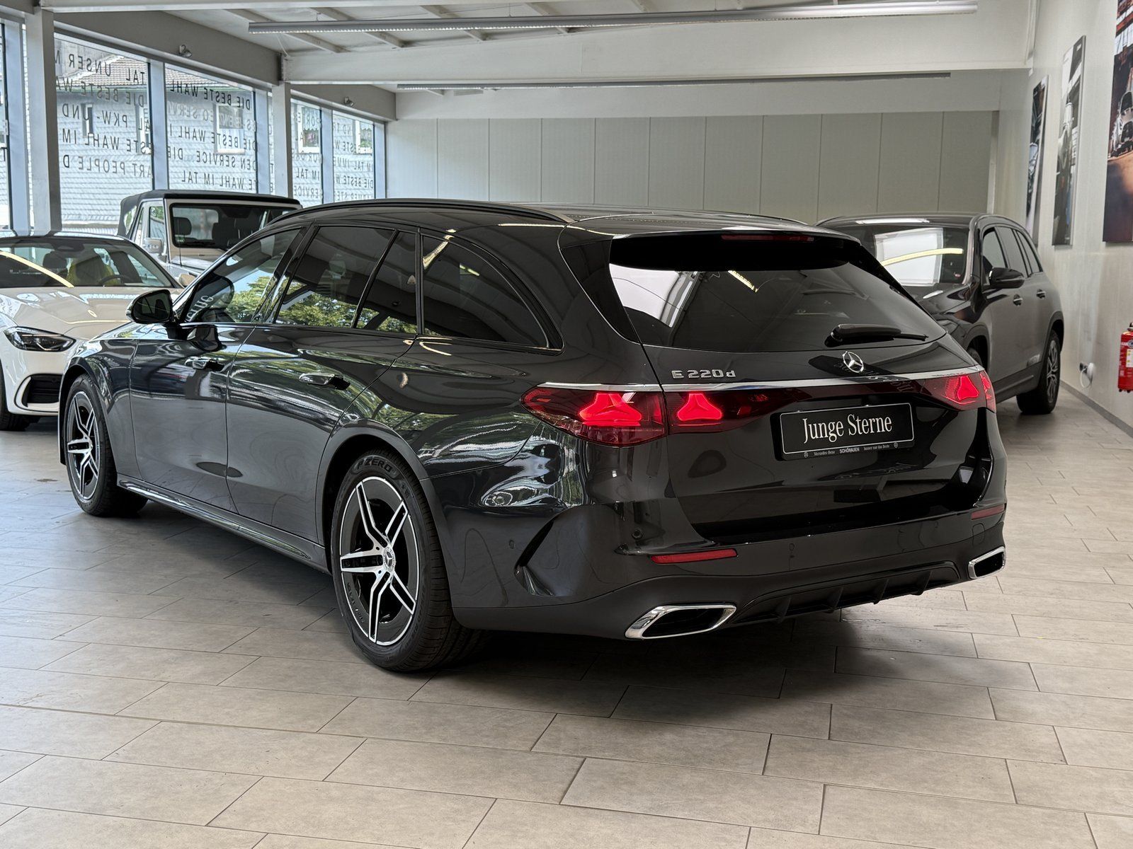 Fahrzeugabbildung Mercedes-Benz E 220d T AMG+DISTR+AHK+NIGHT+KEYLESS+KAMERA+TOTW