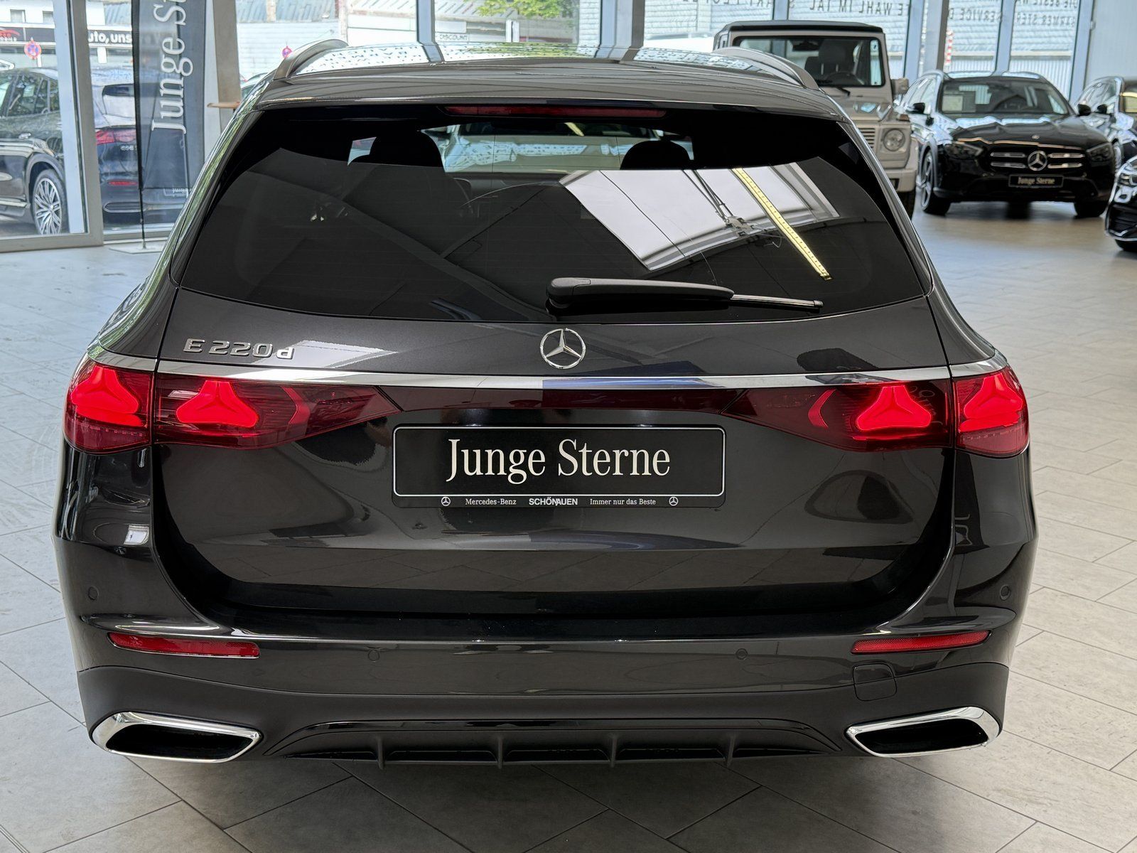 Fahrzeugabbildung Mercedes-Benz E 220d T AMG+DISTR+AHK+NIGHT+KEYLESS+KAMERA+TOTW