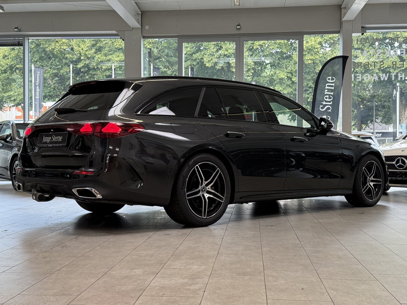 Fahrzeugabbildung Mercedes-Benz E 220d T AMG+DISTR+AHK+NIGHT+KEYLESS+KAMERA+TOTW