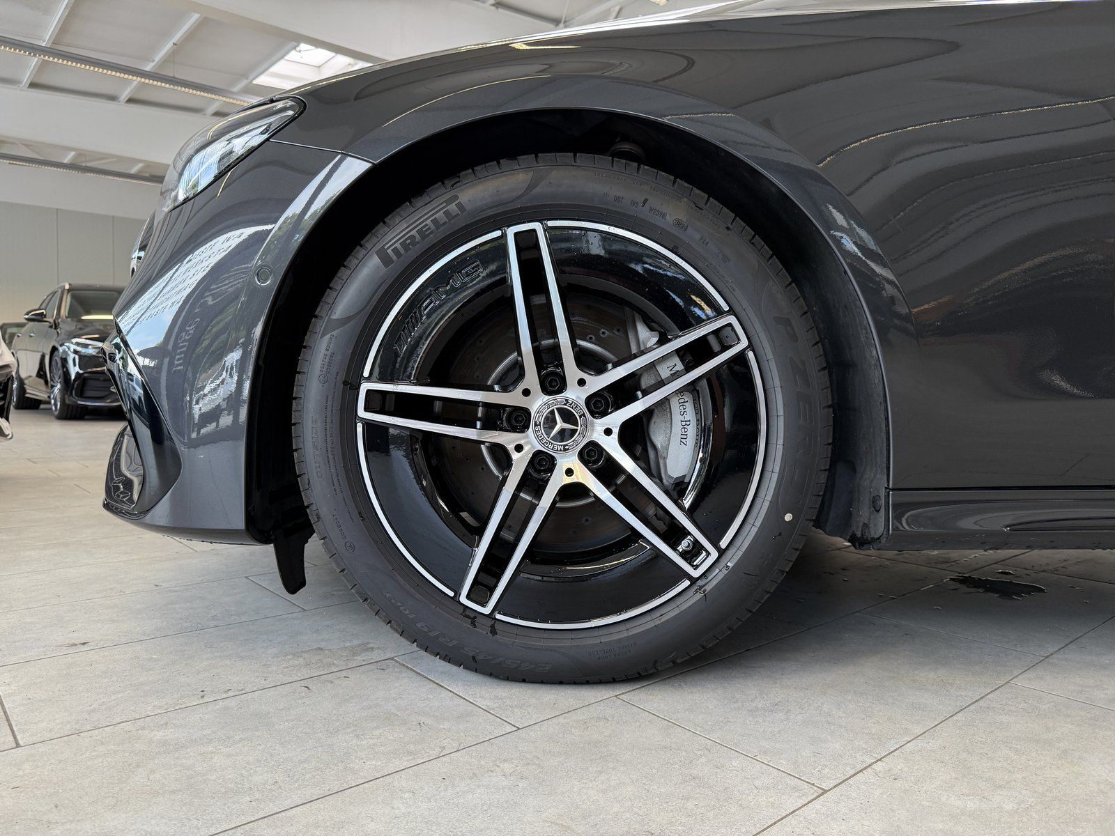 Fahrzeugabbildung Mercedes-Benz E 220d T AMG+DISTR+AHK+NIGHT+KEYLESS+KAMERA+TOTW