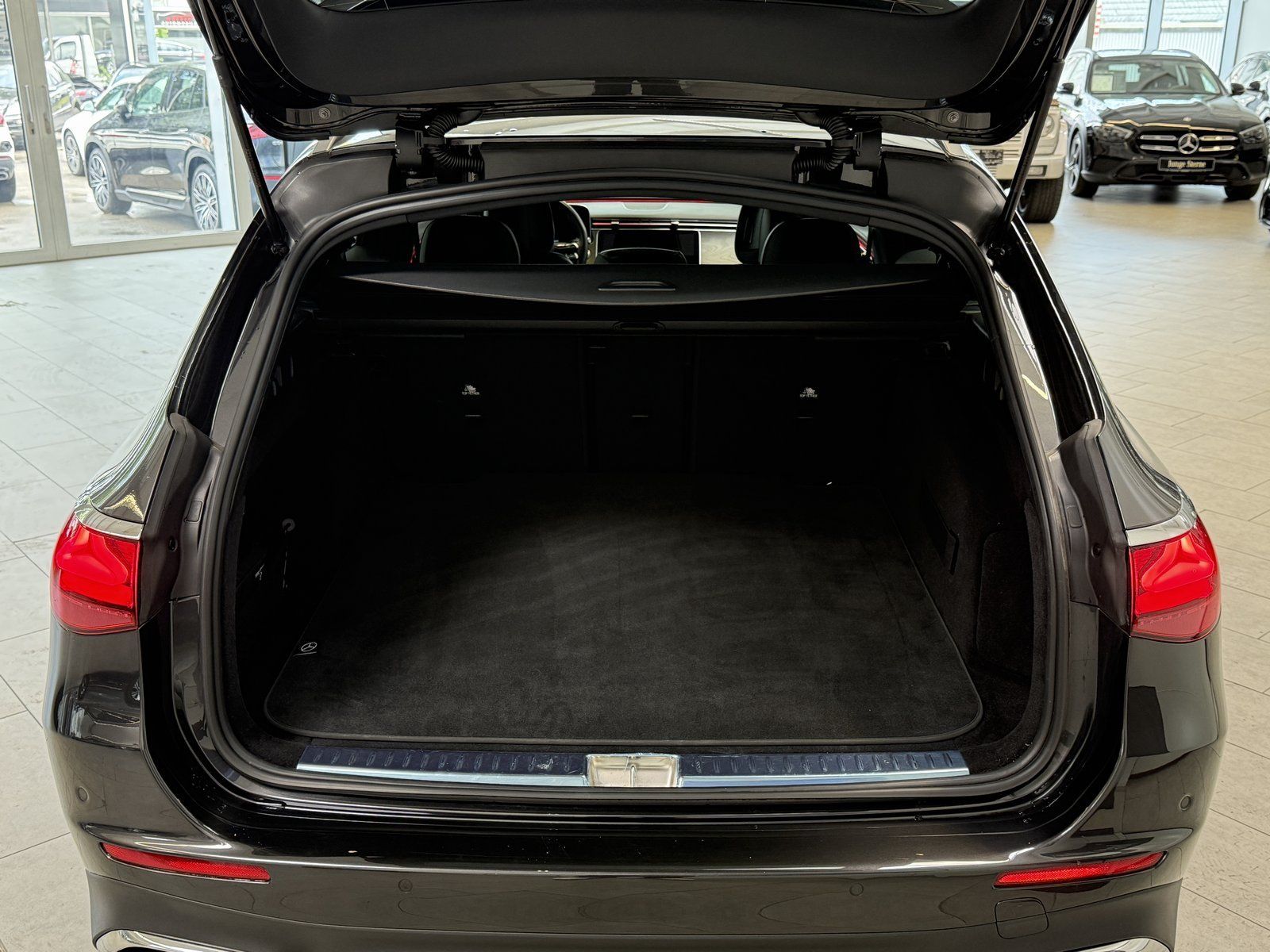 Fahrzeugabbildung Mercedes-Benz E 220d T AMG+DISTR+AHK+NIGHT+KEYLESS+KAMERA+TOTW