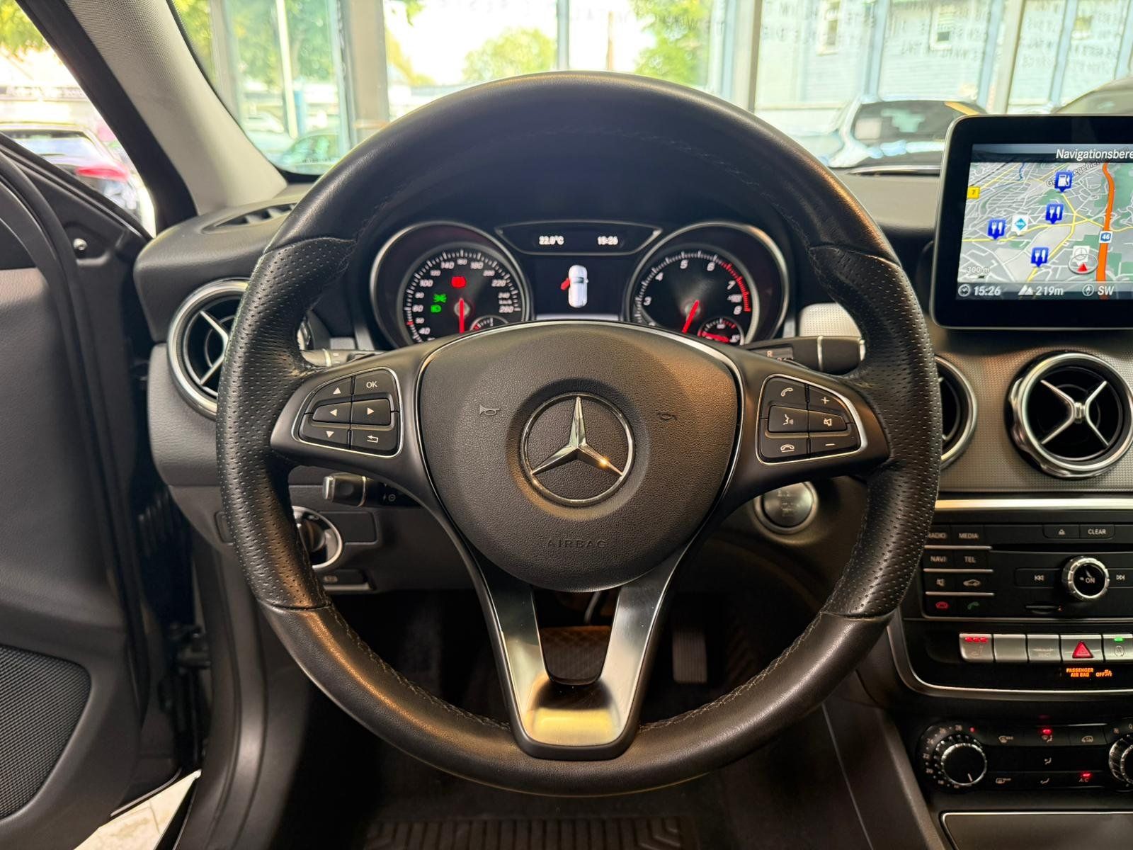 Fahrzeugabbildung Mercedes-Benz GLA 180 Urban LED+NAVI+THERMATIC+SHZ+TEMP+PTS