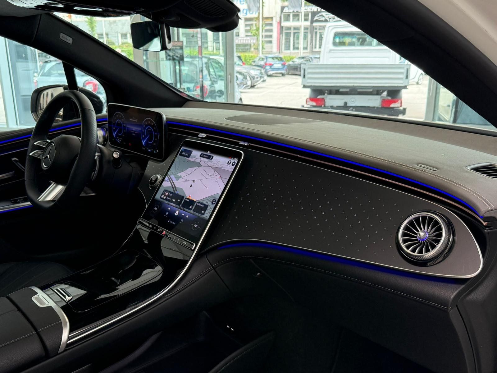 Fahrzeugabbildung Mercedes-Benz EQE 350 4M SUV AMG+AIRM+PANO+DISTR+DIGITAL+AHK