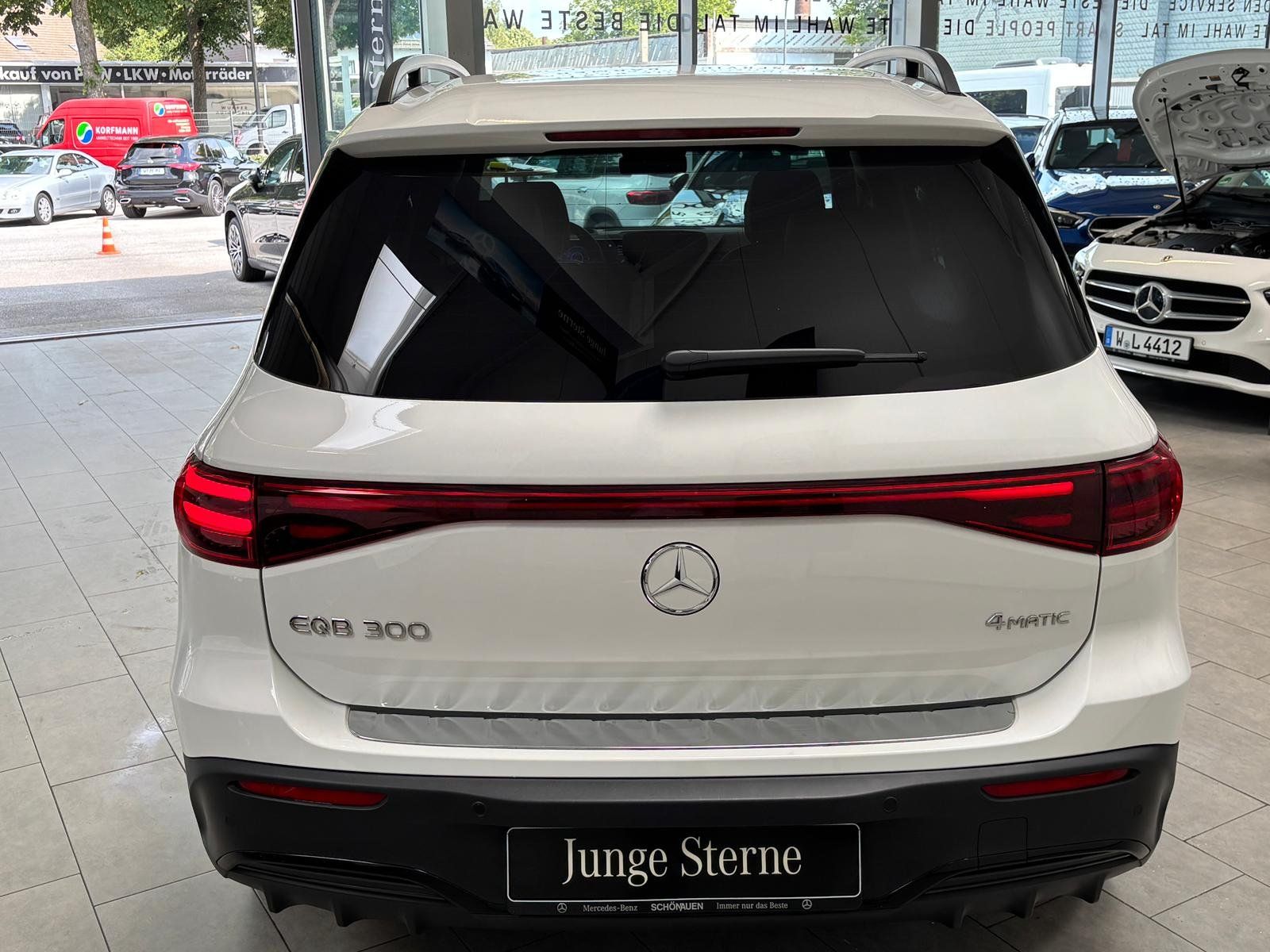 Fahrzeugabbildung Mercedes-Benz EQB 300 4M AMG+DISTR+HUD+BURM+MEMORY+NIGHT+360°